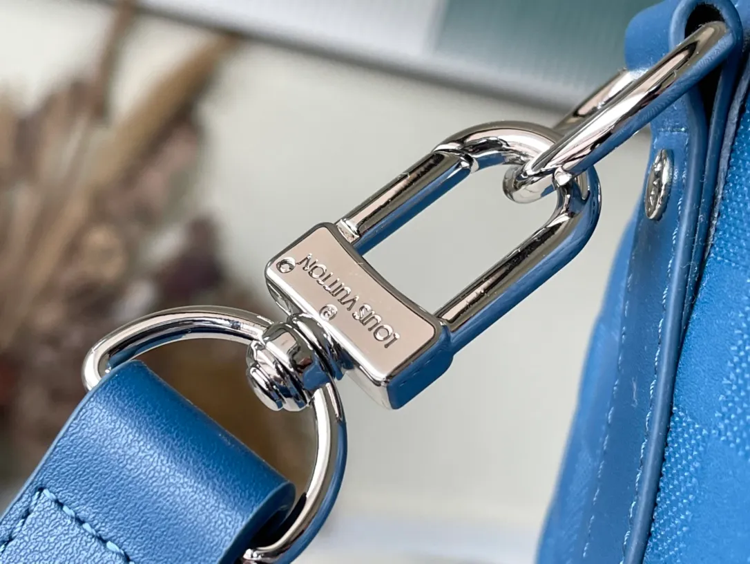 💰1360 (top-grain leather) top original order N41145 Blue Check This Keepall 45 travel bag with shoulder strap is made of soft Damier Infini leather, inheriting the classic style. Whether worn on the shoulder or carried by hand, its iconic shape will become your stylish travel companion. Dimensions: 45 x 27 x 20 cm