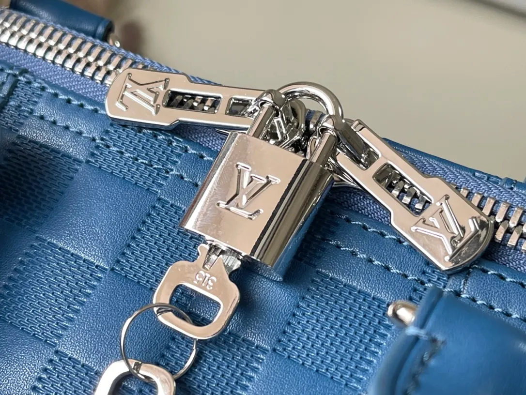 💰1360 (top-grain leather) top original order N41145 Blue Check This Keepall 45 travel bag with shoulder strap is made of soft Damier Infini leather, inheriting the classic style. Whether worn on the shoulder or carried by hand, its iconic shape will become your stylish travel companion. Dimensions: 45 x 27 x 20 cm