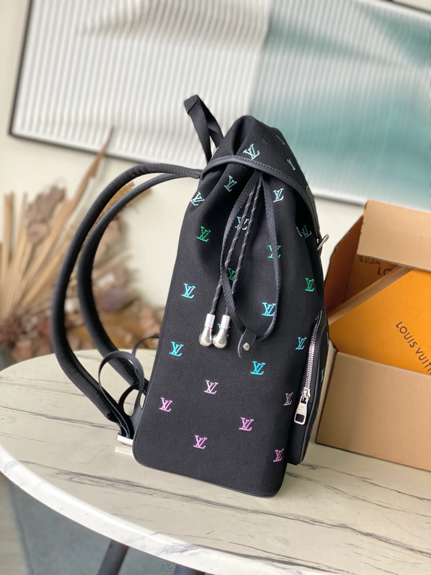 💰2000 (first-grain leather) top-quality original item M14135. This Montsouris backpack is made of washed LV Blason denim, with dark tones accentuating the gradient effect of the LV letters, showing Pharrel Williams’ creative ingenuity in translating graceful music into fashionable language. The zippered front pocket provides easy access to everyday items, while the drawstring closure and magnetic laces provide ample space. Dimensions: 32 × 40 × 19 cm