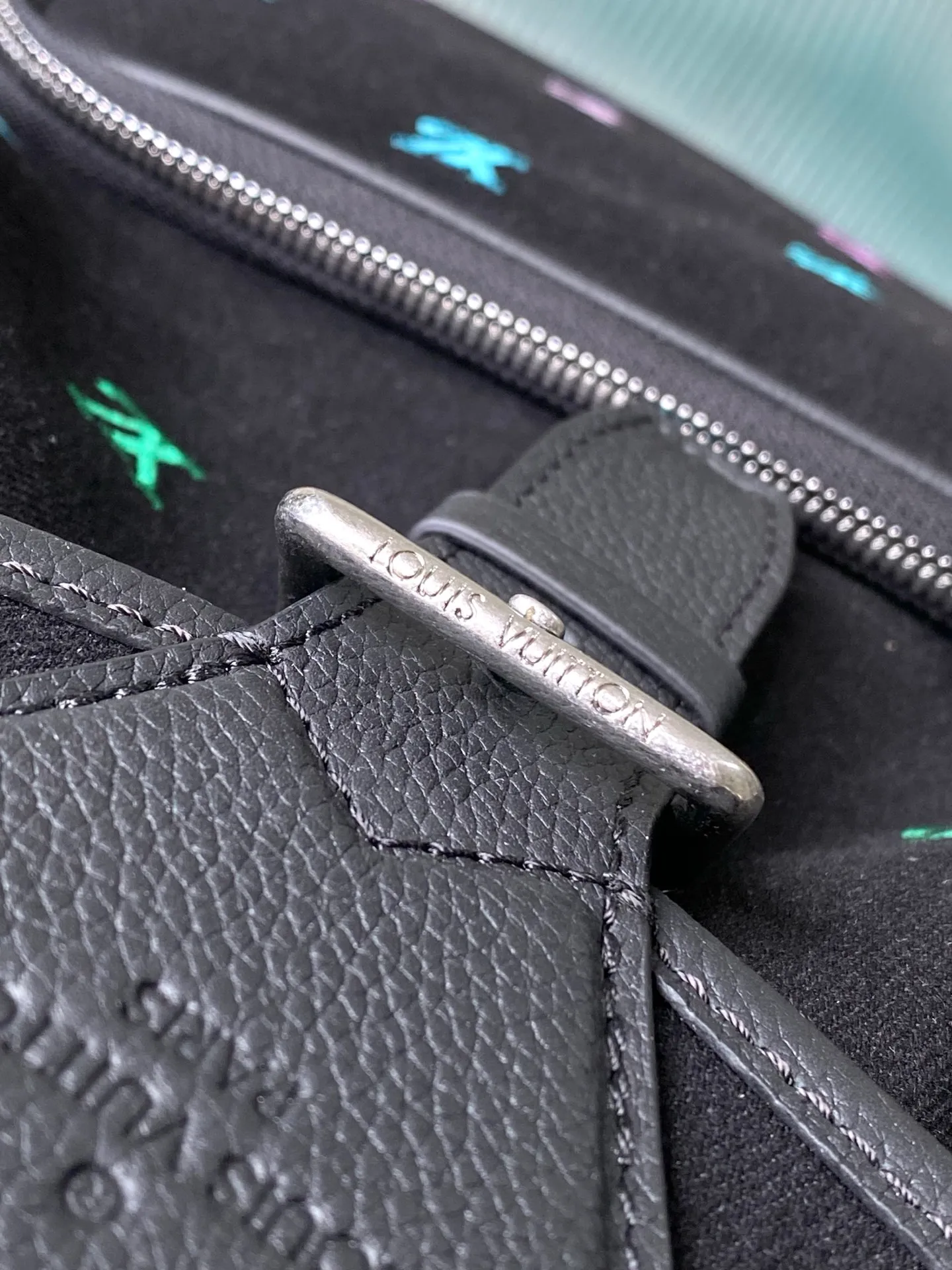 💰2000 (first-grain leather) top-quality original item M14135. This Montsouris backpack is made of washed LV Blason denim, with dark tones accentuating the gradient effect of the LV letters, showing Pharrel Williams’ creative ingenuity in translating graceful music into fashionable language. The zippered front pocket provides easy access to everyday items, while the drawstring closure and magnetic laces provide ample space. Dimensions: 32 × 40 × 19 cm