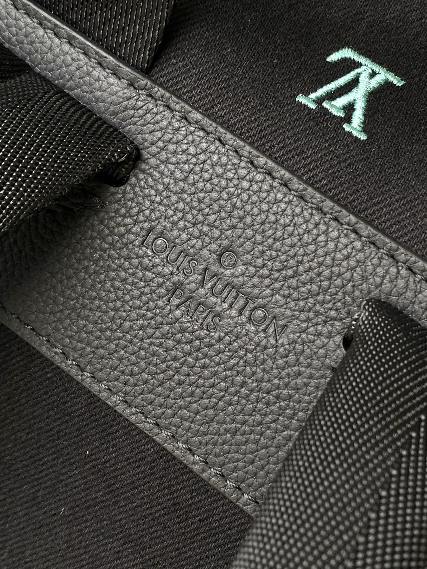 💰2000 (first-grain leather) top-quality original item M14135. This Montsouris backpack is made of washed LV Blason denim, with dark tones accentuating the gradient effect of the LV letters, showing Pharrel Williams’ creative ingenuity in translating graceful music into fashionable language. The zippered front pocket provides easy access to everyday items, while the drawstring closure and magnetic laces provide ample space. Dimensions: 32 × 40 × 19 cm