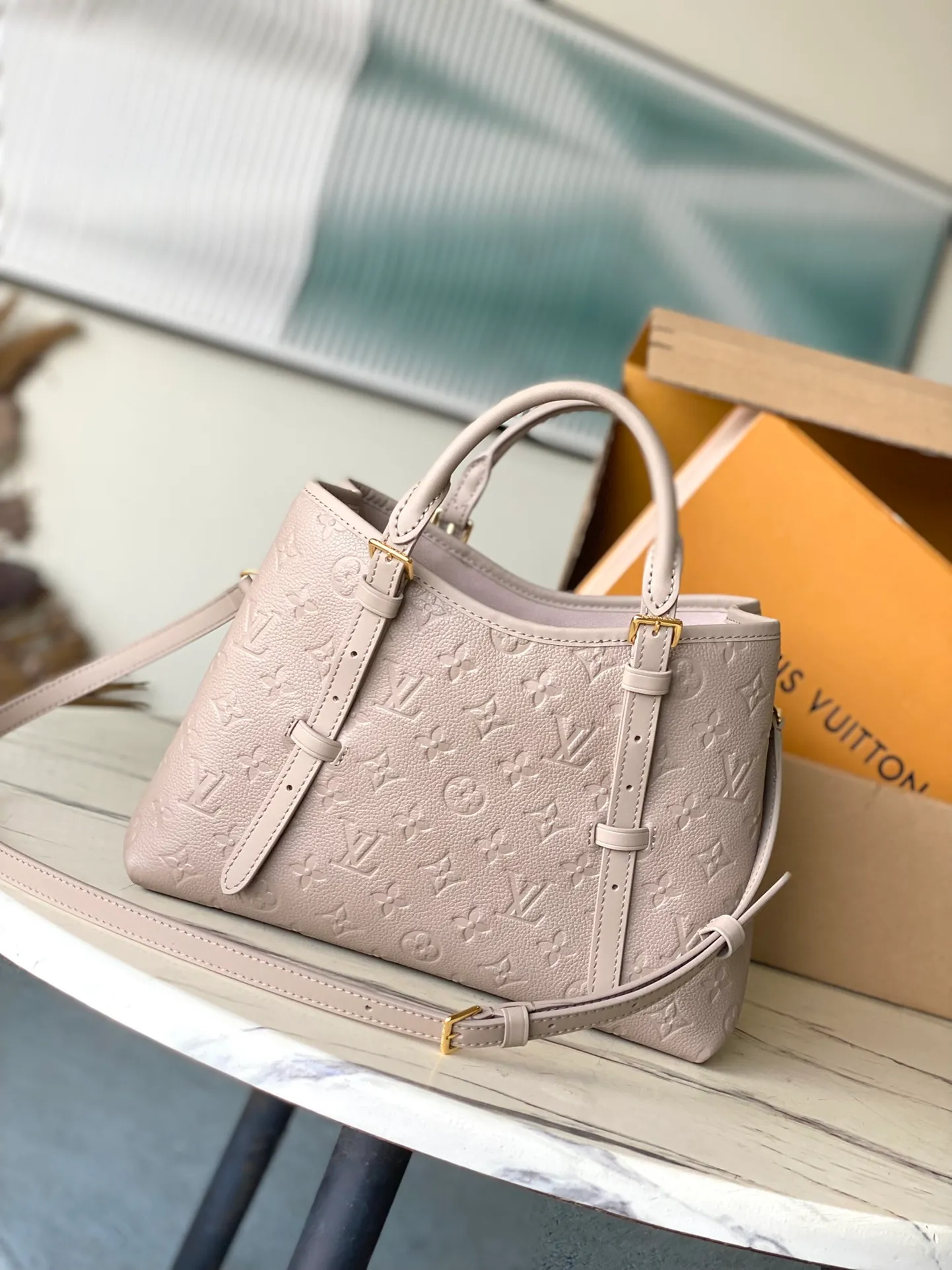 💰1140 (top layer leather) top original single M11463 gray This Babylone Tote handbag originates from the Babylone trend community in Paris. It is made of fine cow leather to outline neat lines, with ample space to store travel needs. There is a central zipper pocket inside and the adjustable handle allows for long or short shoulder wear. Dimensions: 31 × 21.5 × 13 cm