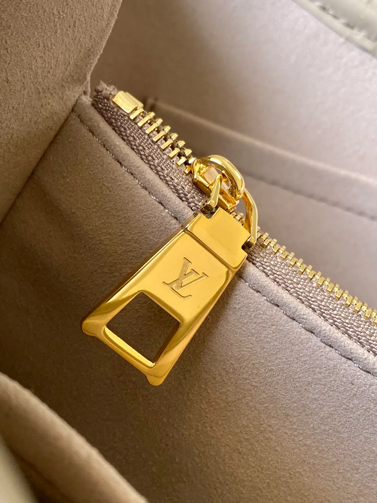💰1140 (top layer leather) top original single M11463 gray This Babylone Tote handbag originates from the Babylone trend community in Paris. It is made of fine cow leather to outline neat lines, with ample space to store travel needs. There is a central zipper pocket inside and the adjustable handle allows for long or short shoulder wear. Dimensions: 31 × 21.5 × 13 cm