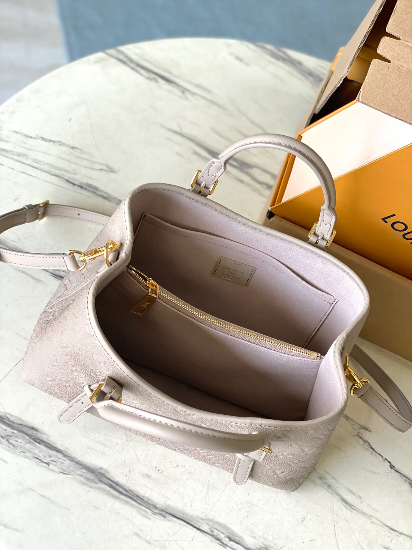 💰1140 (top layer leather) top original single M11463 gray This Babylone Tote handbag originates from the Babylone trend community in Paris. It is made of fine cow leather to outline neat lines, with ample space to store travel needs. There is a central zipper pocket inside and the adjustable handle allows for long or short shoulder wear. Dimensions: 31 × 21.5 × 13 cm