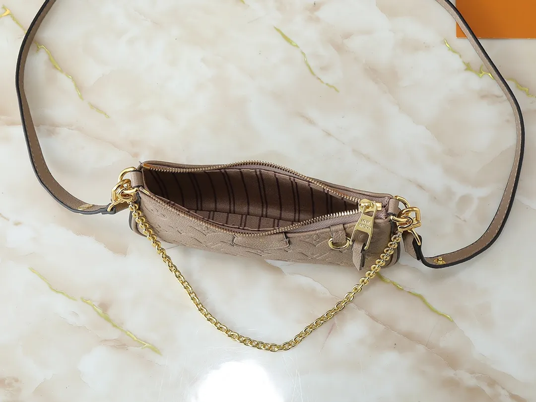 💰180💰Upgraded from the original M81066 M80349 M14421 M81862 M13614 This Easy Pouch handbag has a classic Monogram pattern on the leather body and incorporates dazzling metal parts such as D-rings, making it a perfect choice for day and night travel. The compact shape is suitable for daily needs, and the detachable shoulder strap and chain allow for a variety of carrying methods. Dimensions: 19.0 x 11.5 x 3.0 cm (length x height x width)