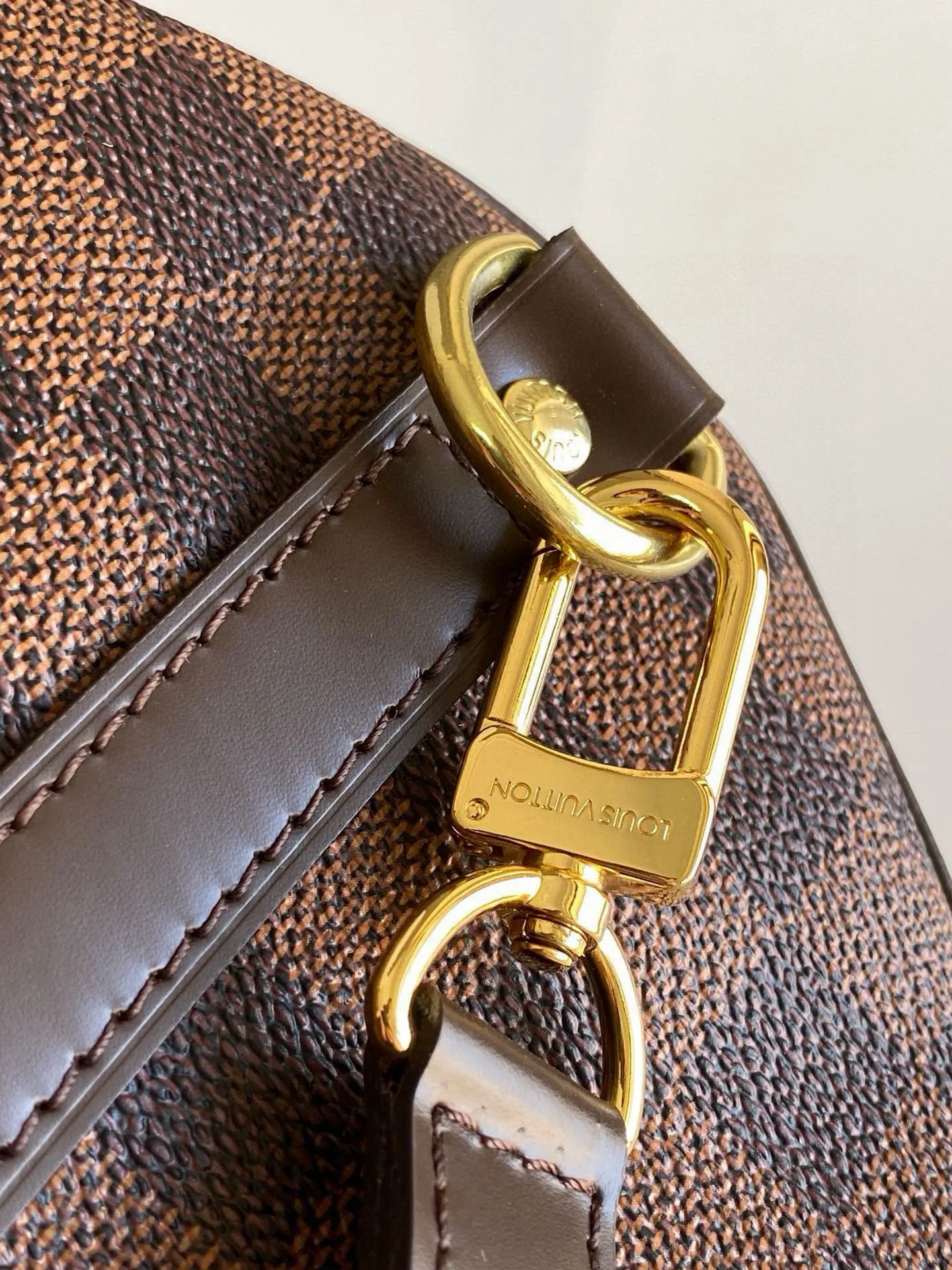 💰840 (size 35) Top original N41366 SPEEDY 35 handbag (with shoulder strap) The Speedy 35 handbag made of Damier Ebène canvas has a classic shape and exudes timeless elegance. The multifunctional shoulder strap can be used to carry it by hand, on the shoulder or across the body, making it flexible and convenient. Detailed features 35 x 23 x 18 cm (Length x Height x Width) Smooth leather trim Shiny gold-tone brass hardware Double zip closure with padlock Internal pocket D-ring for keys and accessories Soft fabric lining Shoulder strap: Removable, adjustable Half-length strap: 47.0 cm Half-length strap adjustable to: 53.5 cm Handle: Double handle