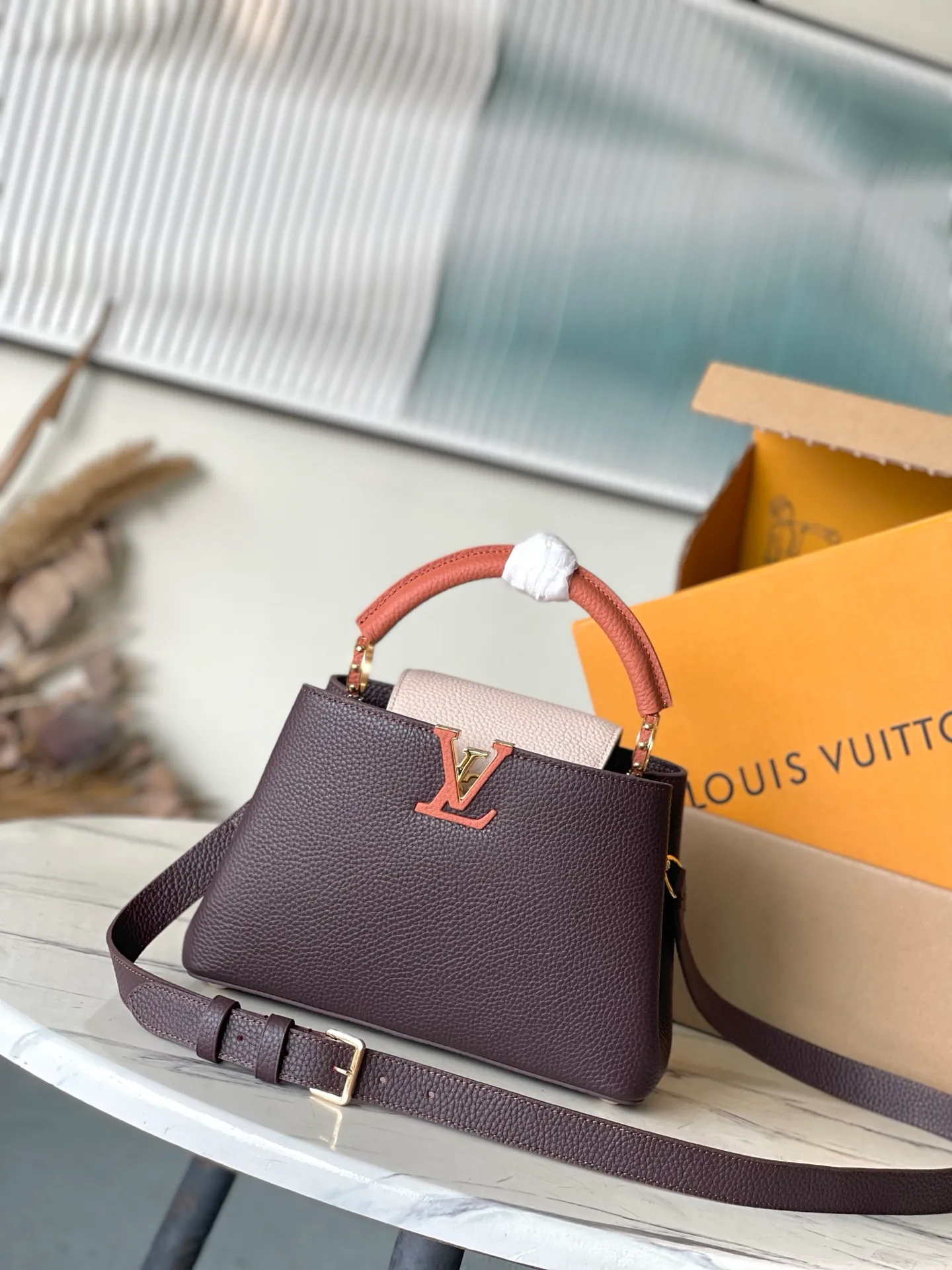 💰2180 "Special Grade Original Leather" M12952 Small This Capucines small handbag is made of gorgeous Taurllon cow leather dyed in new season elegant colors, with dazzling metal parts and LV letters as the finishing touches. The foldable flap can be placed externally or internally to open the neat inner layer. The zippered pocket allows for safe storage of valuables. The detachable and adjustable shoulder strap allows for flexible carrying. Dimensions: 27 × 18 × 9 cm