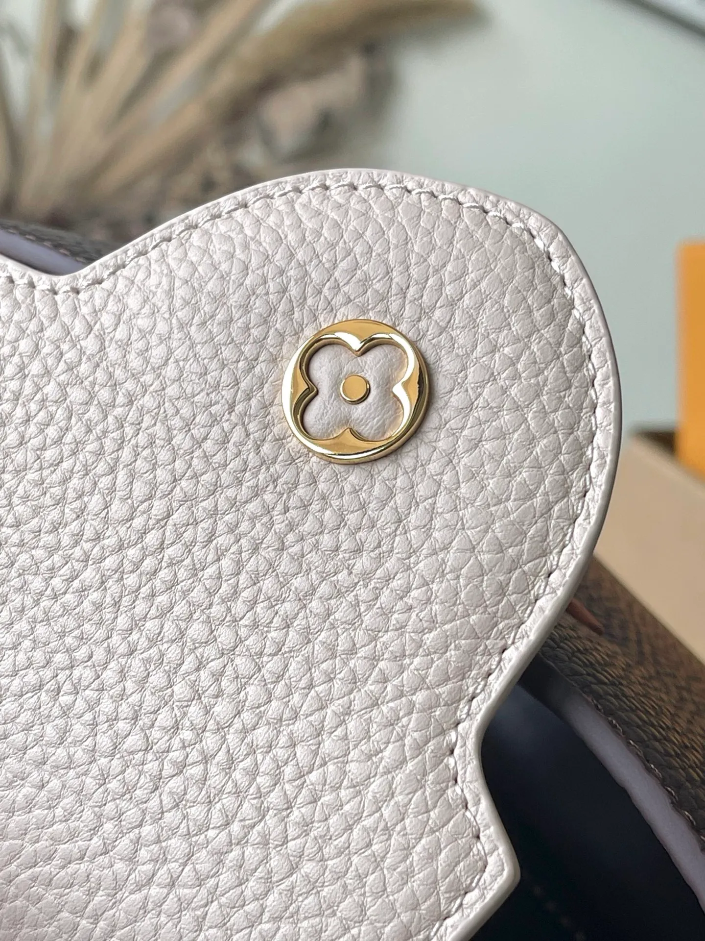 💰2180 "Special Grade Original Leather" M12952 Small This Capucines small handbag is made of gorgeous Taurllon cow leather dyed in new season elegant colors, with dazzling metal parts and LV letters as the finishing touches. The foldable flap can be placed externally or internally to open the neat inner layer. The zippered pocket allows for safe storage of valuables. The detachable and adjustable shoulder strap allows for flexible carrying. Dimensions: 27 × 18 × 9 cm