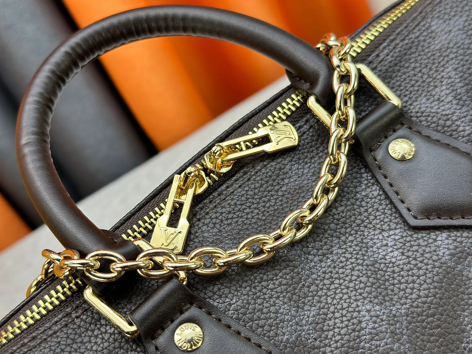 P270 Upgraded original M47186 M11323 M40390 This Speedy Soft 25 handbag renews the classic design of the Speedy handbag, using Monogram Empreinte leather and suede cowhide lining to create a light and soft structure. Whether carried by hand, cross-body or shoulder, you can create a trendy look. Dimensions: 25x19x15 cm