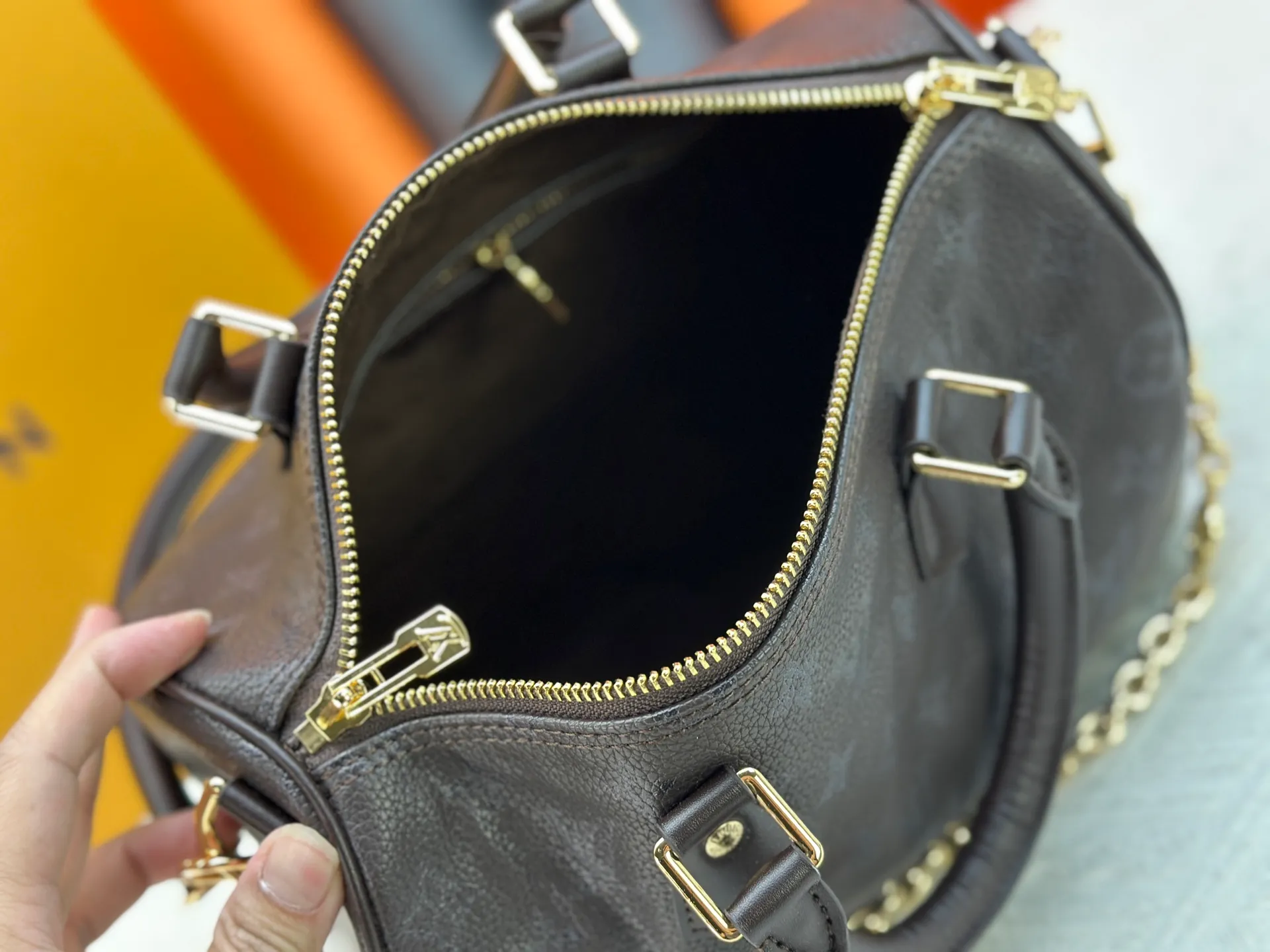 P270 Upgraded original M47186 M11323 M40390 This Speedy Soft 25 handbag renews the classic design of the Speedy handbag, using Monogram Empreinte leather and suede cowhide lining to create a light and soft structure. Whether carried by hand, cross-body or shoulder, you can create a trendy look. Dimensions: 25x19x15 cm