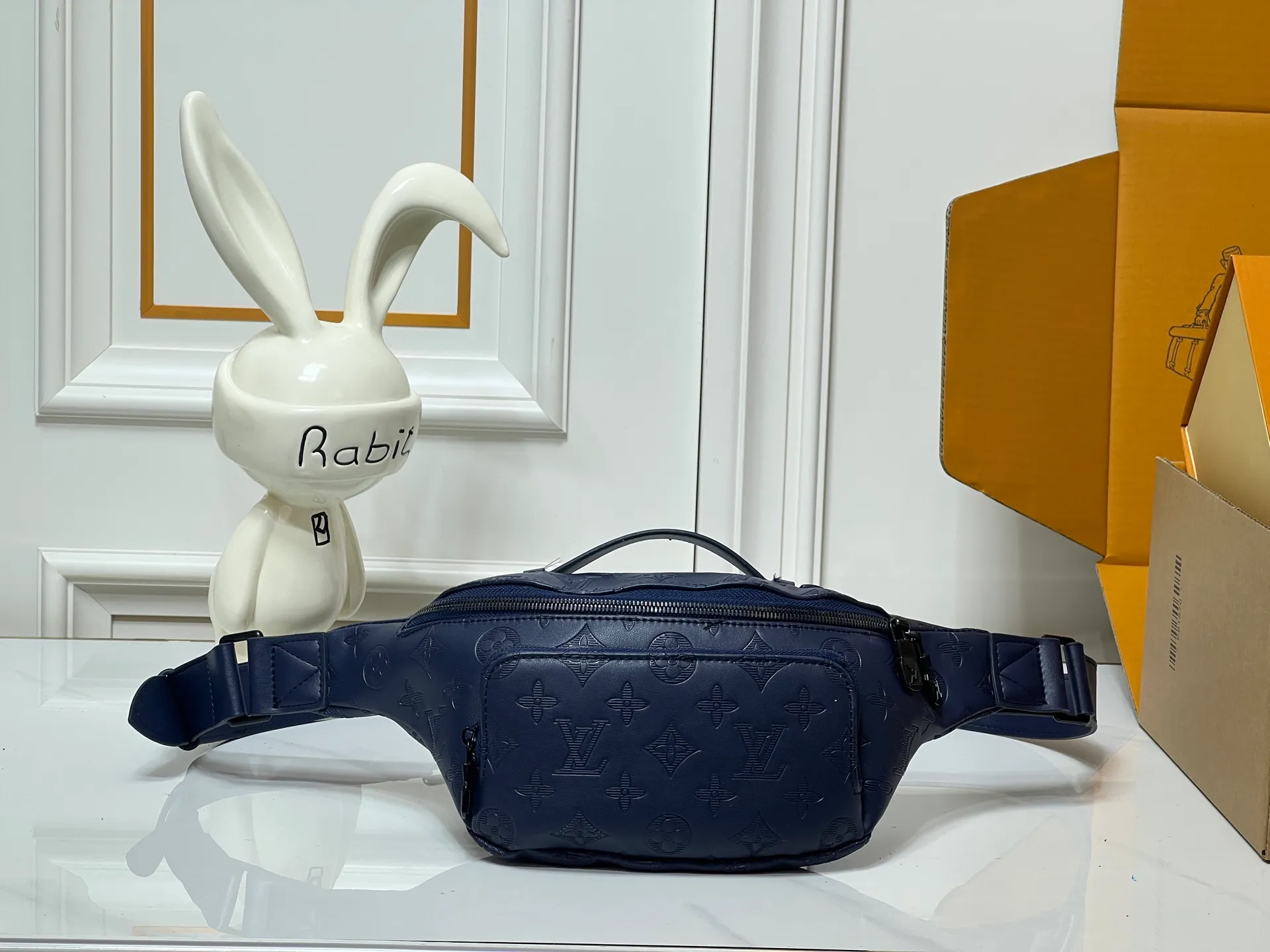 ¥240💰💰Upgraded from the original M24987 M15271 N00205 M14920 M14019 M47085 M43644 This Rush waist bag is made of deep Monogram canvas body decorated with Damier and Monogram Reverse embroidered patches, making the unique pattern pop out. The adjustable shoulder strap enables you to switch between waist, shoulder or cross-body wear. Dimensions: 30.0 x 15.0 x 8.0 cm (length x height x width)