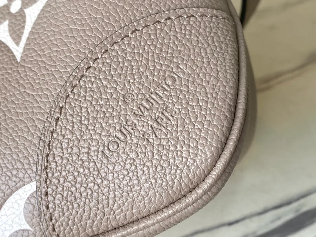 💰940 (first-grain leather) top original order M13224 This Boulogne handbag is made of Monogram Empreinte leather and has a classic design. It can be carried in a variety of ways to show your personality. The inner patch pocket can easily store a smartphone, and the braided chain is integrated with dazzling metal parts. Dimensions: 29 × 16 × 9.5 cm