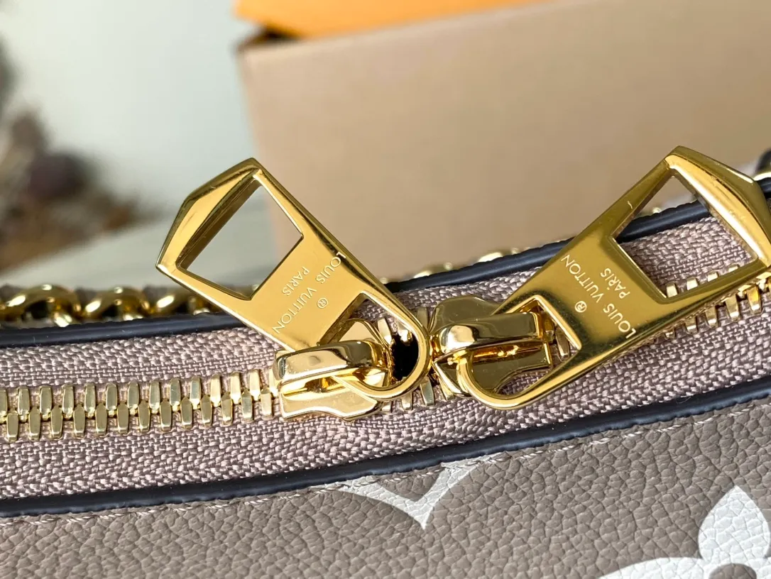 💰940 (first-grain leather) top original order M13224 This Boulogne handbag is made of Monogram Empreinte leather and has a classic design. It can be carried in a variety of ways to show your personality. The inner patch pocket can easily store a smartphone, and the braided chain is integrated with dazzling metal parts. Dimensions: 29 × 16 × 9.5 cm