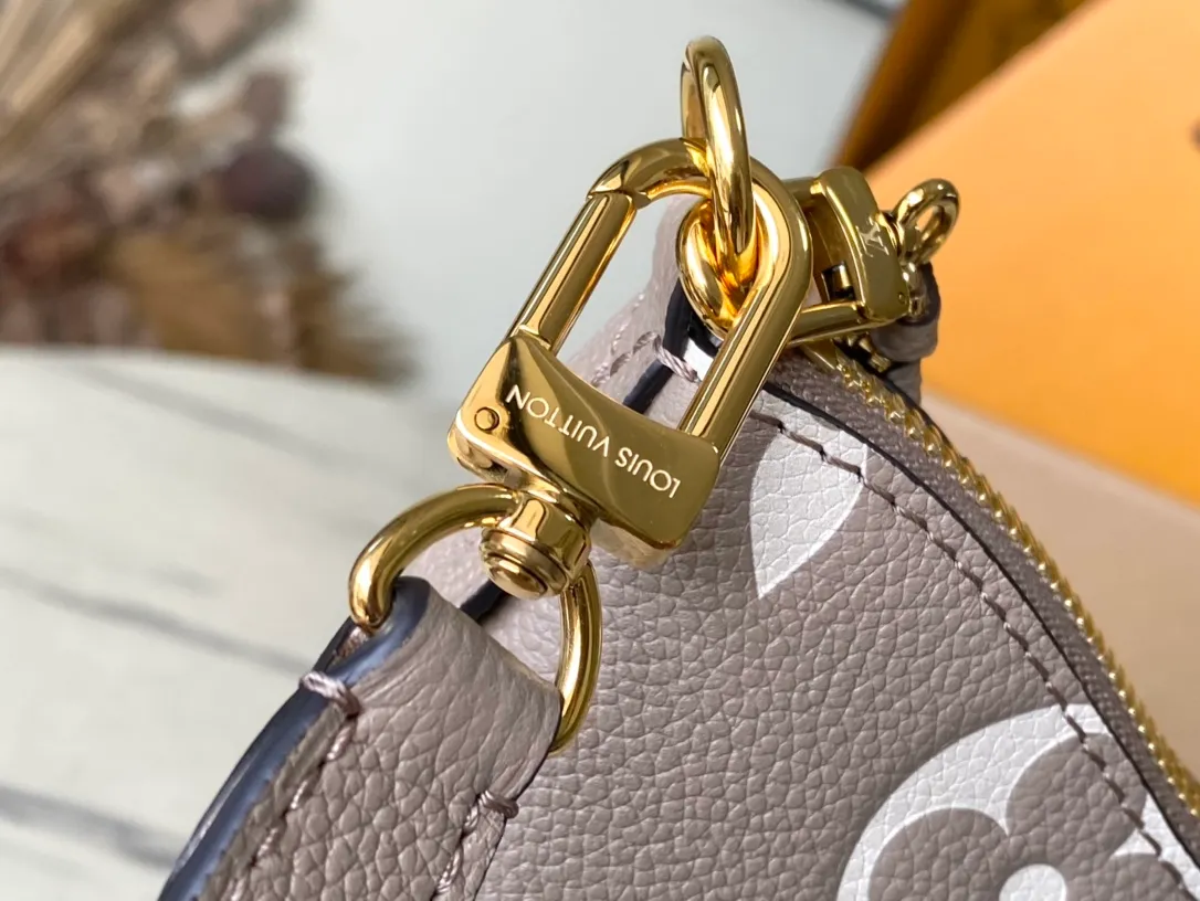 💰940 (first-grain leather) top original order M13224 This Boulogne handbag is made of Monogram Empreinte leather and has a classic design. It can be carried in a variety of ways to show your personality. The inner patch pocket can easily store a smartphone, and the braided chain is integrated with dazzling metal parts. Dimensions: 29 × 16 × 9.5 cm