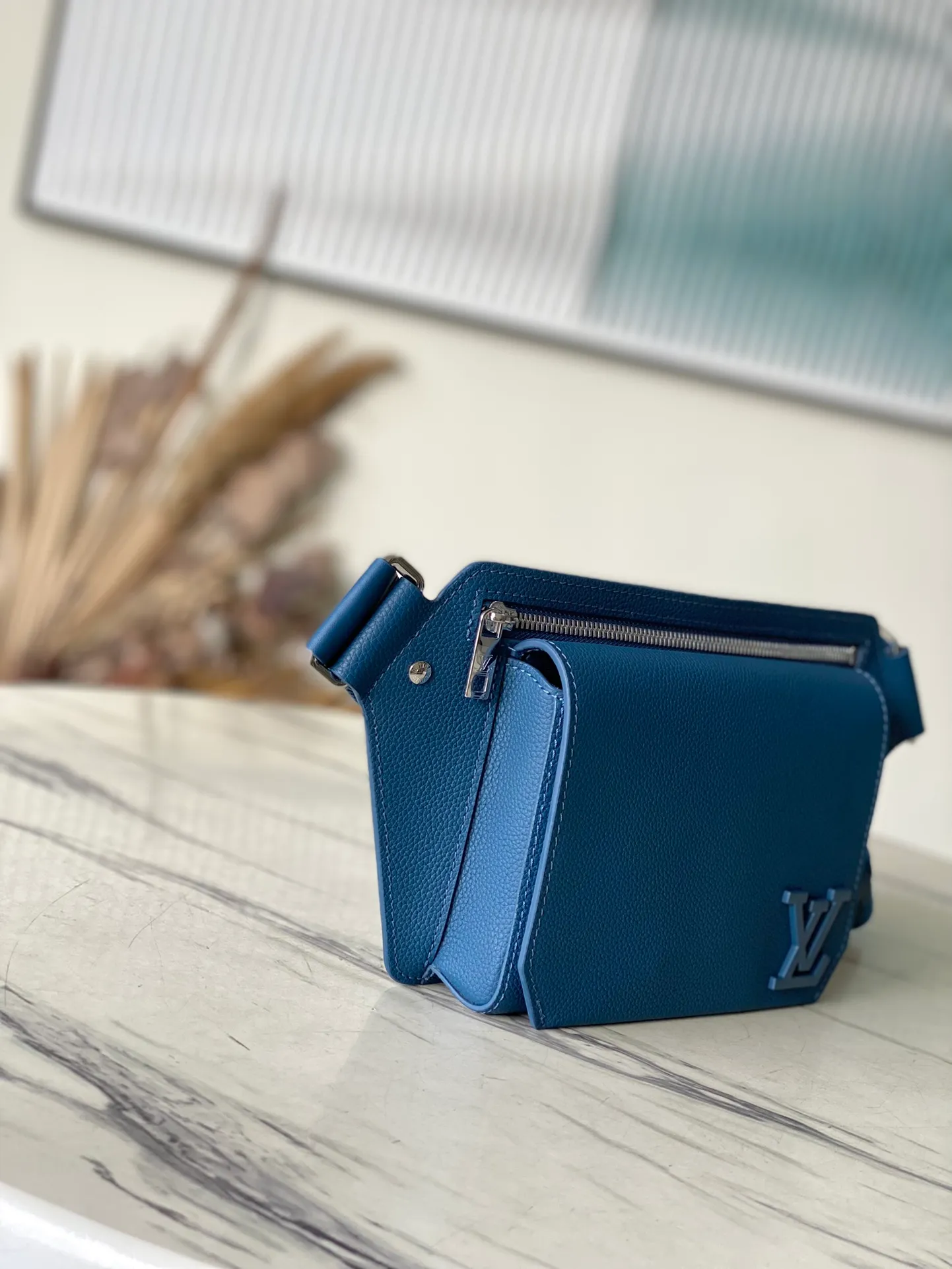 💰1020 (top-grain leather) top original order M57081 dark blue The new Aerogram shoulder bag is made of fine grained calfskin to create a minimalist design, allowing fashionistas to free their hands. It is equipped with a metal logo and a shoulder strap derived from the brand's traditional hard case. An obtuse flap and magnetic closure open the generous main compartment, and a zippered pocket adds an extra layer of protection. Dimensions: 30 x 16 x 3 cm