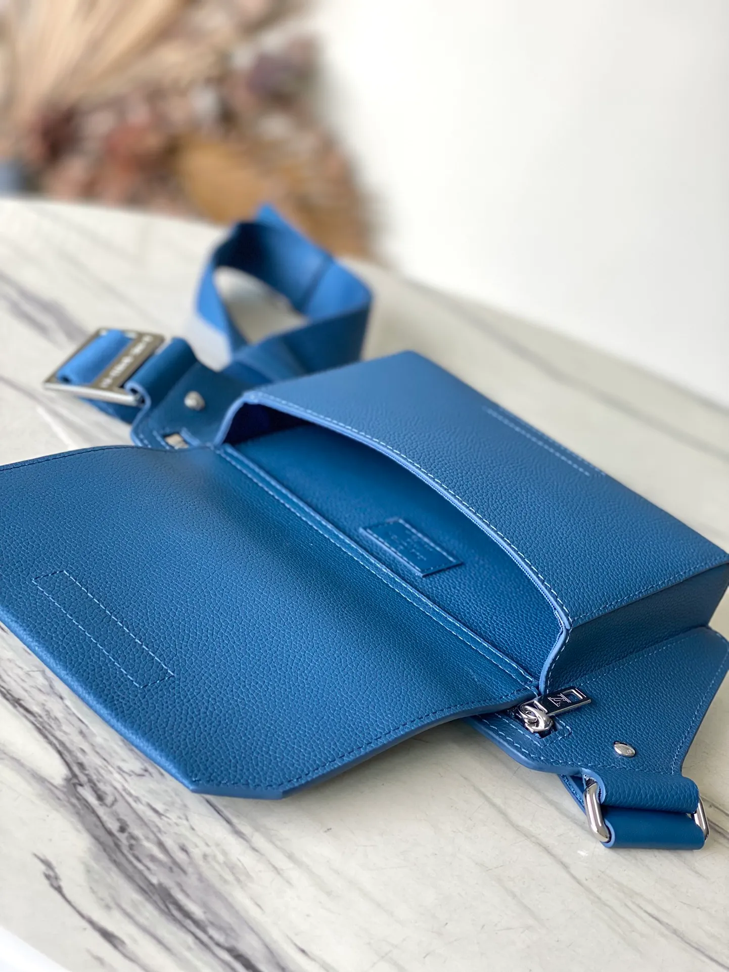 💰1020 (top-grain leather) top original order M57081 dark blue The new Aerogram shoulder bag is made of fine grained calfskin to create a minimalist design, allowing fashionistas to free their hands. It is equipped with a metal logo and a shoulder strap derived from the brand's traditional hard case. An obtuse flap and magnetic closure open the generous main compartment, and a zippered pocket adds an extra layer of protection. Dimensions: 30 x 16 x 3 cm