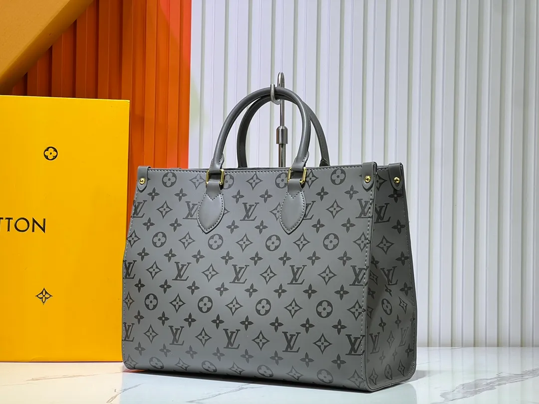Batch 280💰Upgraded original M12465 M12775 M45607 MM45595 M46531 M45495 This Monogram Ink series OnTheGo medium handbag has a matte texture of smooth cow leather, and the rivet tabs on the corners pay tribute to the brand's classic hard box design. The neat interior has a large zipper pocket for storing banknotes and receipts. Dimensions: 35.0 x 27.0 x 14.0 cm (length x height x width)