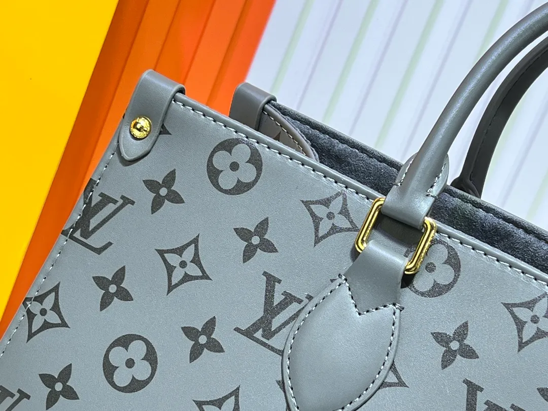 Batch 280💰Upgraded original M12465 M12775 M45607 MM45595 M46531 M45495 This Monogram Ink series OnTheGo medium handbag has a matte texture of smooth cow leather, and the rivet tabs on the corners pay tribute to the brand's classic hard box design. The neat interior has a large zipper pocket for storing banknotes and receipts. Dimensions: 35.0 x 27.0 x 14.0 cm (length x height x width)