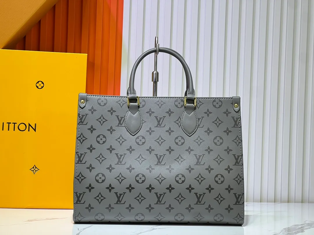 Batch 280💰Upgraded original M12465 M12775 M45607 MM45595 M46531 M45495 This Monogram Ink series OnTheGo medium handbag has a matte texture of smooth cow leather, and the rivet tabs on the corners pay tribute to the brand's classic hard box design. The neat interior has a large zipper pocket for storing banknotes and receipts. Dimensions: 35.0 x 27.0 x 14.0 cm (length x height x width)