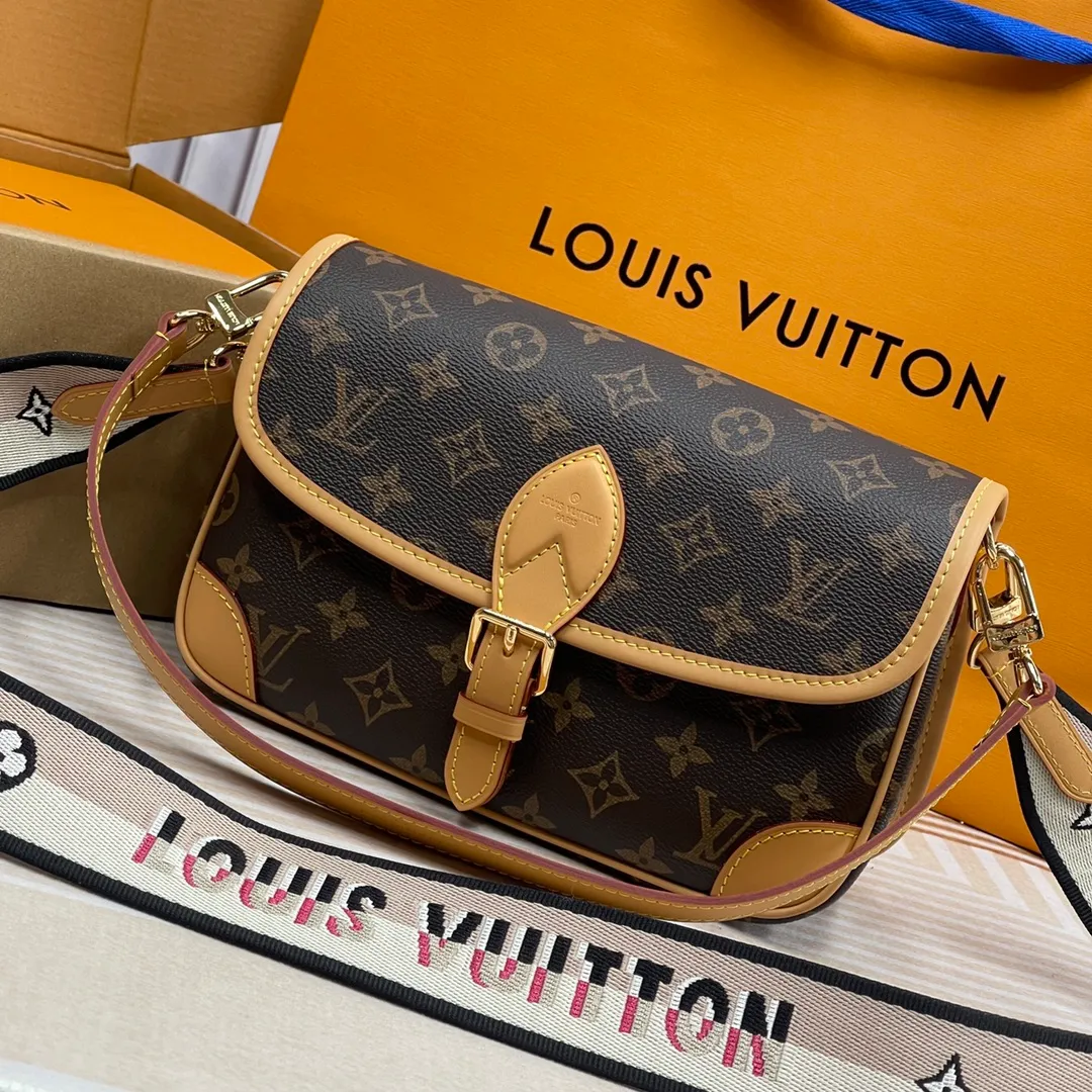 [Upgraded version] P640🐶Upgraded version. High quality. Semi-steel hardware ❣️M45985 comes with a complete set of packaging❣️This DIANE handbag is equipped with a leather shoulder strap (can be carried under the armpit) and an embroidered shoulder strap (can be carried across the shoulder), both of which are detachable. The capacity is enough for daily use and can be used to hold the largest mobile phone without any pressure. The belt-style buckle is a decoration and is actually a magnet. It is quite convenient to open and close. There is a compartment in the middle for easy organization of things, and there is also a zipper area where you can put some valuables. Dimensions: 25.0 × 9.0 × 15.0CM (length × width × height)