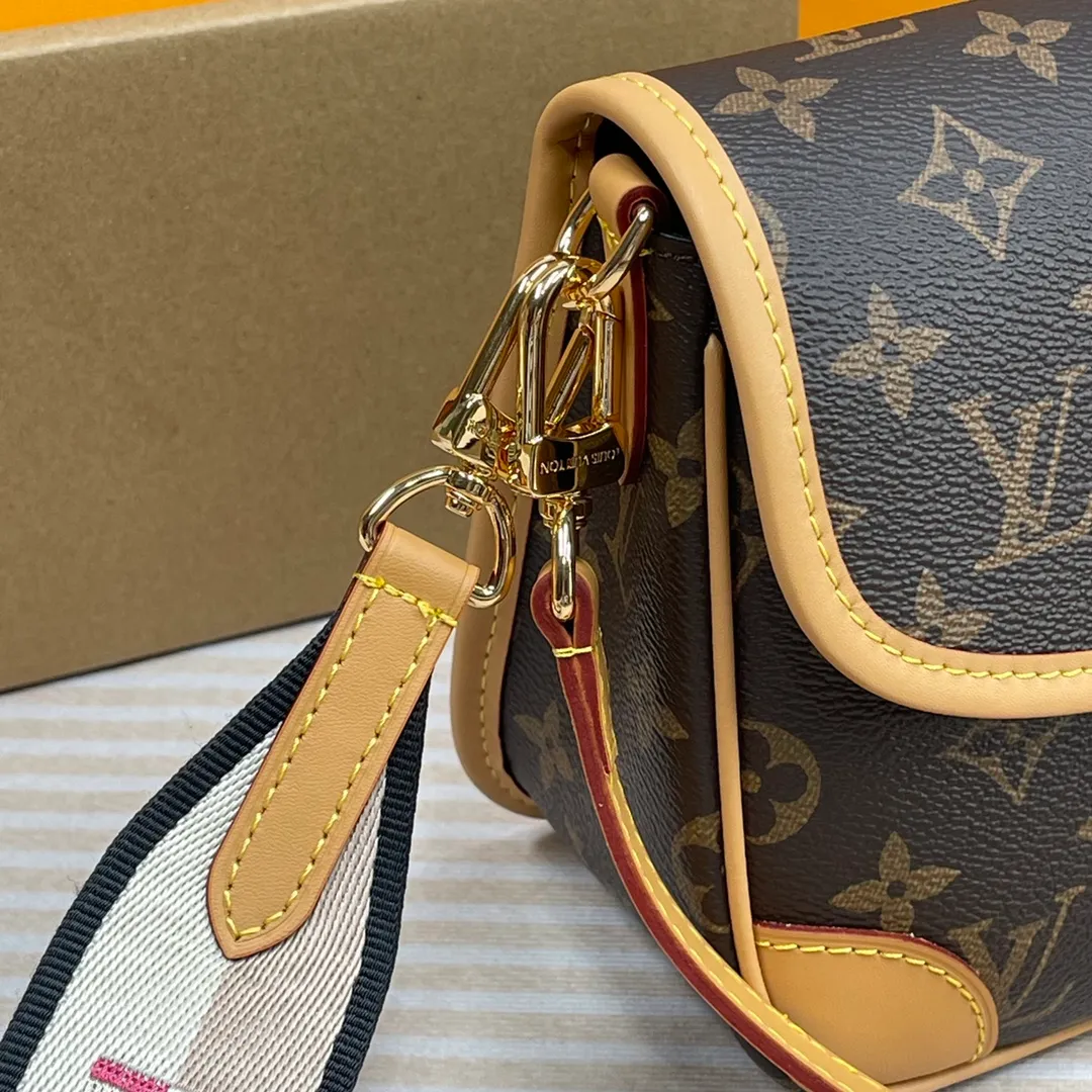 [Upgraded version] P640🐶Upgraded version. High quality. Semi-steel hardware ❣️M45985 comes with a complete set of packaging❣️This DIANE handbag is equipped with a leather shoulder strap (can be carried under the armpit) and an embroidered shoulder strap (can be carried across the shoulder), both of which are detachable. The capacity is enough for daily use and can be used to hold the largest mobile phone without any pressure. The belt-style buckle is a decoration and is actually a magnet. It is quite convenient to open and close. There is a compartment in the middle for easy organization of things, and there is also a zipper area where you can put some valuables. Dimensions: 25.0 × 9.0 × 15.0CM (length × width × height)