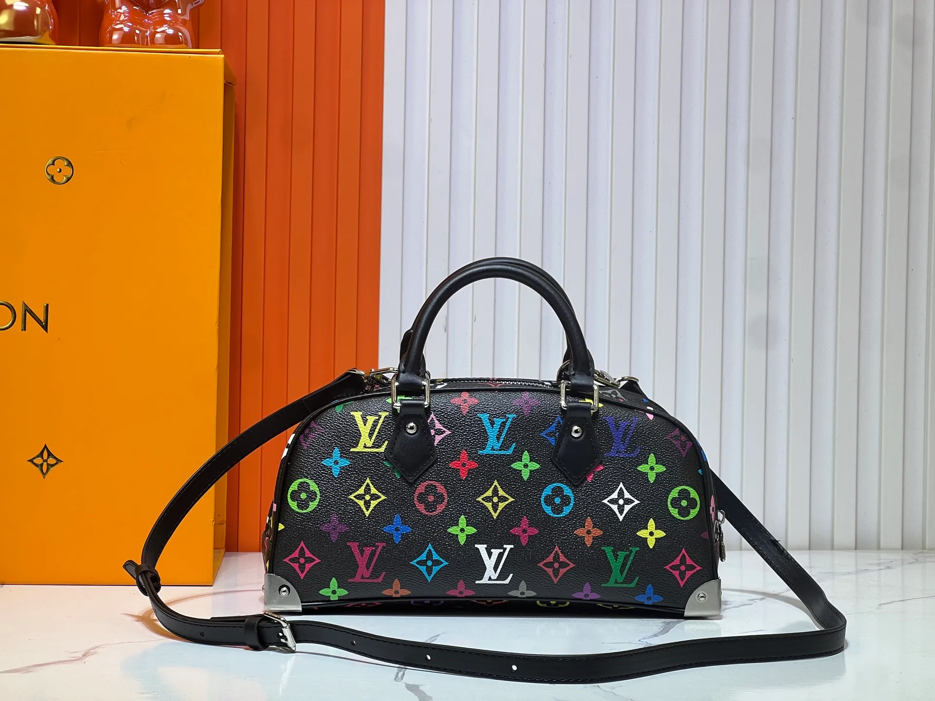 Batch 300💰Upgraded original M13084. This Handbag East West handbag is from the Louis Vuitton Sleek horizontal construction lines the top handle, studded side straps, detachable and adjustable shoulder strap and LV x TM key holder, with cowhide leather details and sophisticated corners that nod to the brand's traditional luggage. Dimensions: 27.0 x 14.0 x 10.0 cm (length x height x width)