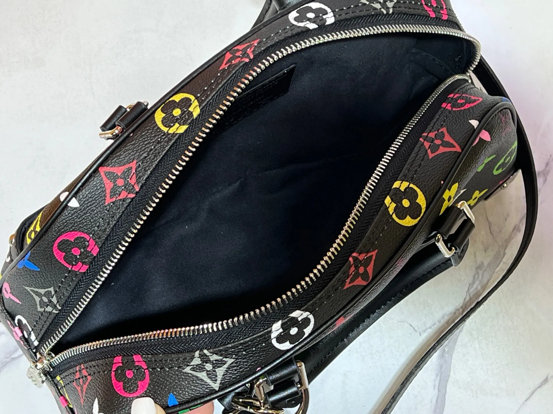 Batch 300💰Upgraded original M13084. This Handbag East West handbag is from the Louis Vuitton Sleek horizontal construction lines the top handle, studded side straps, detachable and adjustable shoulder strap and LV x TM key holder, with cowhide leather details and sophisticated corners that nod to the brand's traditional luggage. Dimensions: 27.0 x 14.0 x 10.0 cm (length x height x width)