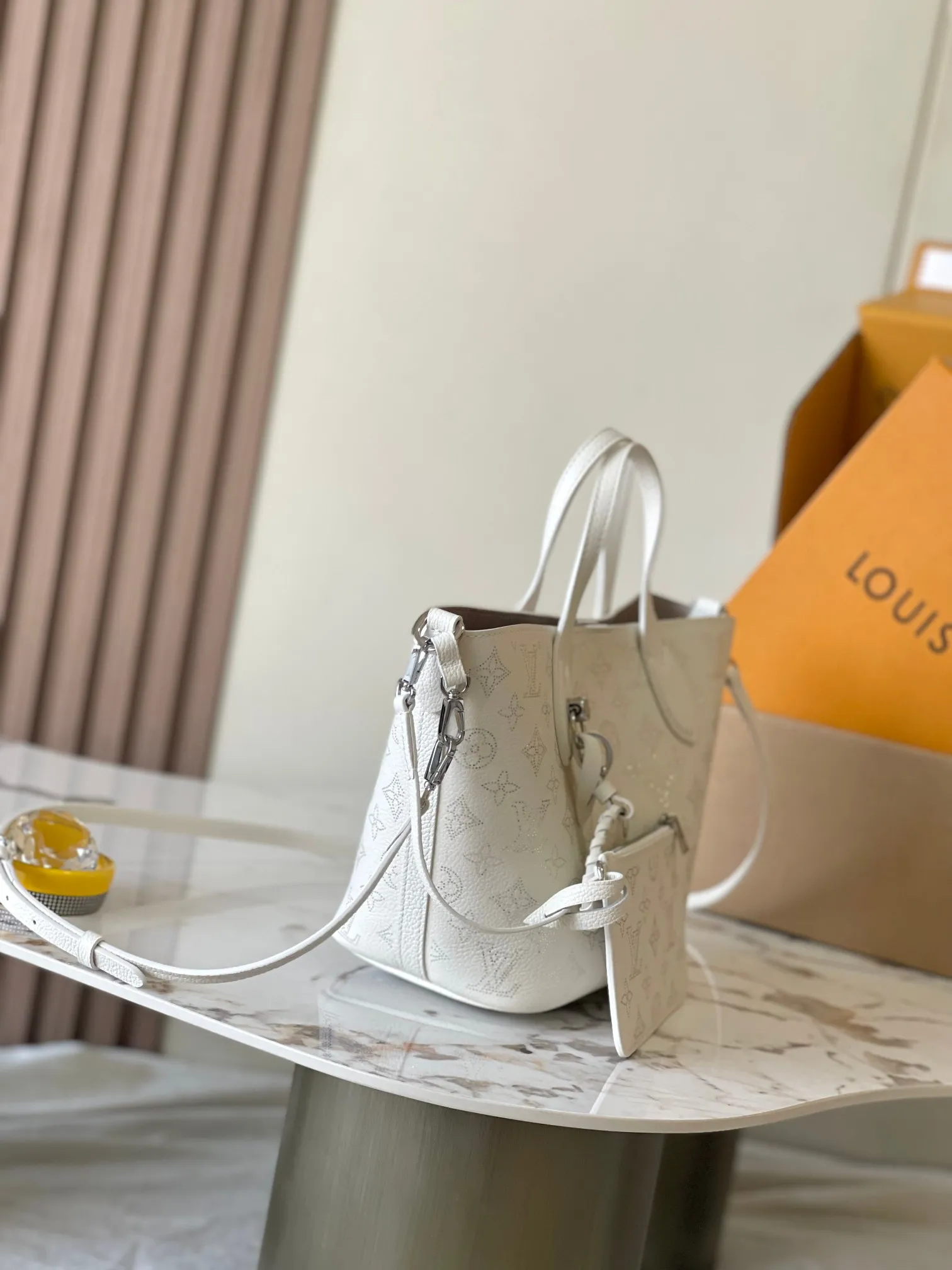 p2300 [Special grade MB chip version original leather] This Bella small model Model: M11842 white dynamic chip version Materials: Grade A all-steel hardware, imported original fabrics Packing: full set of original duty-free MB packaging Size: 20*20*12.5CM