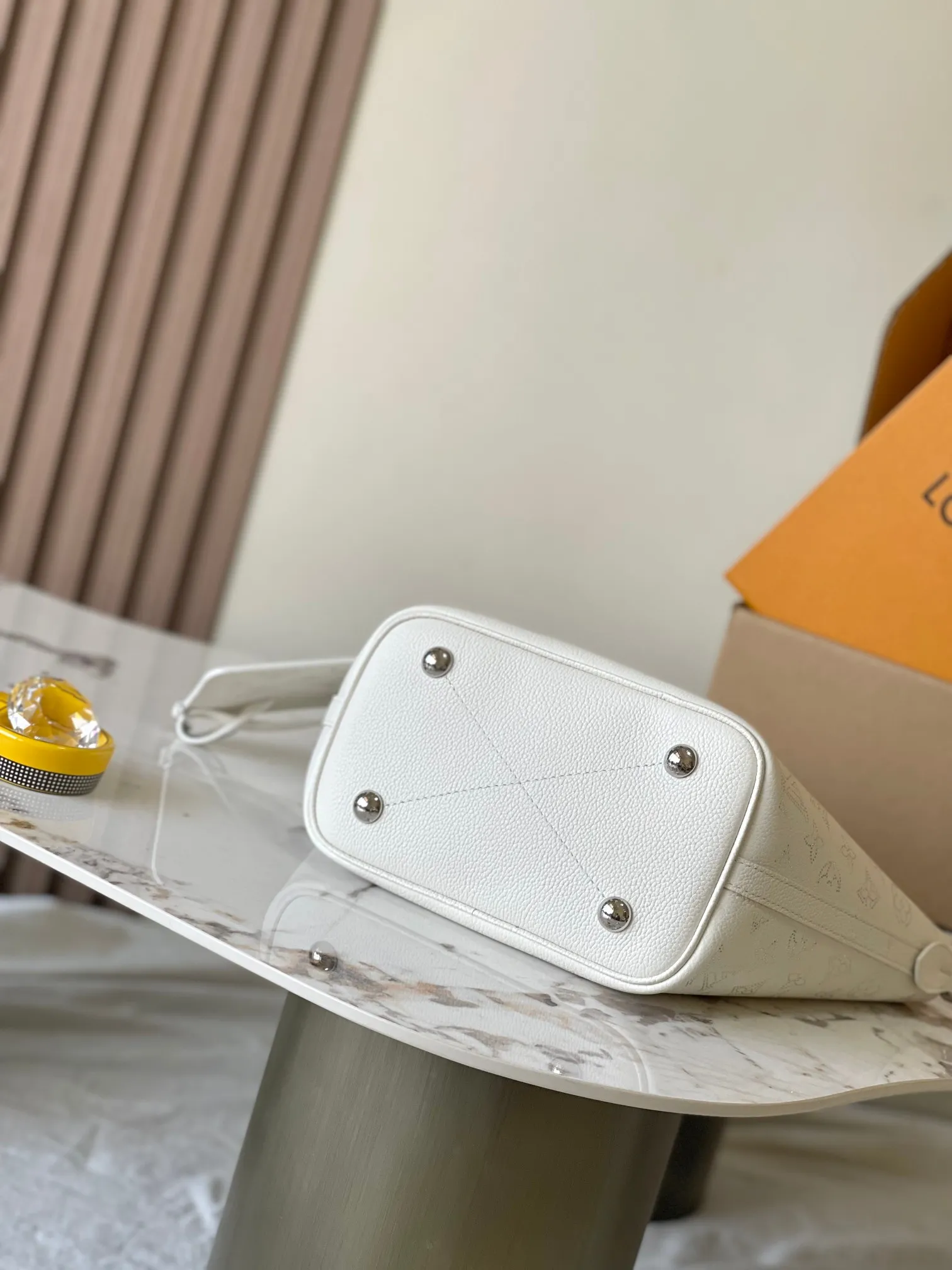 p2300 [Special grade MB chip version original leather] This Bella small model Model: M11842 white dynamic chip version Materials: Grade A all-steel hardware, imported original fabrics Packing: full set of original duty-free MB packaging Size: 20*20*12.5CM
