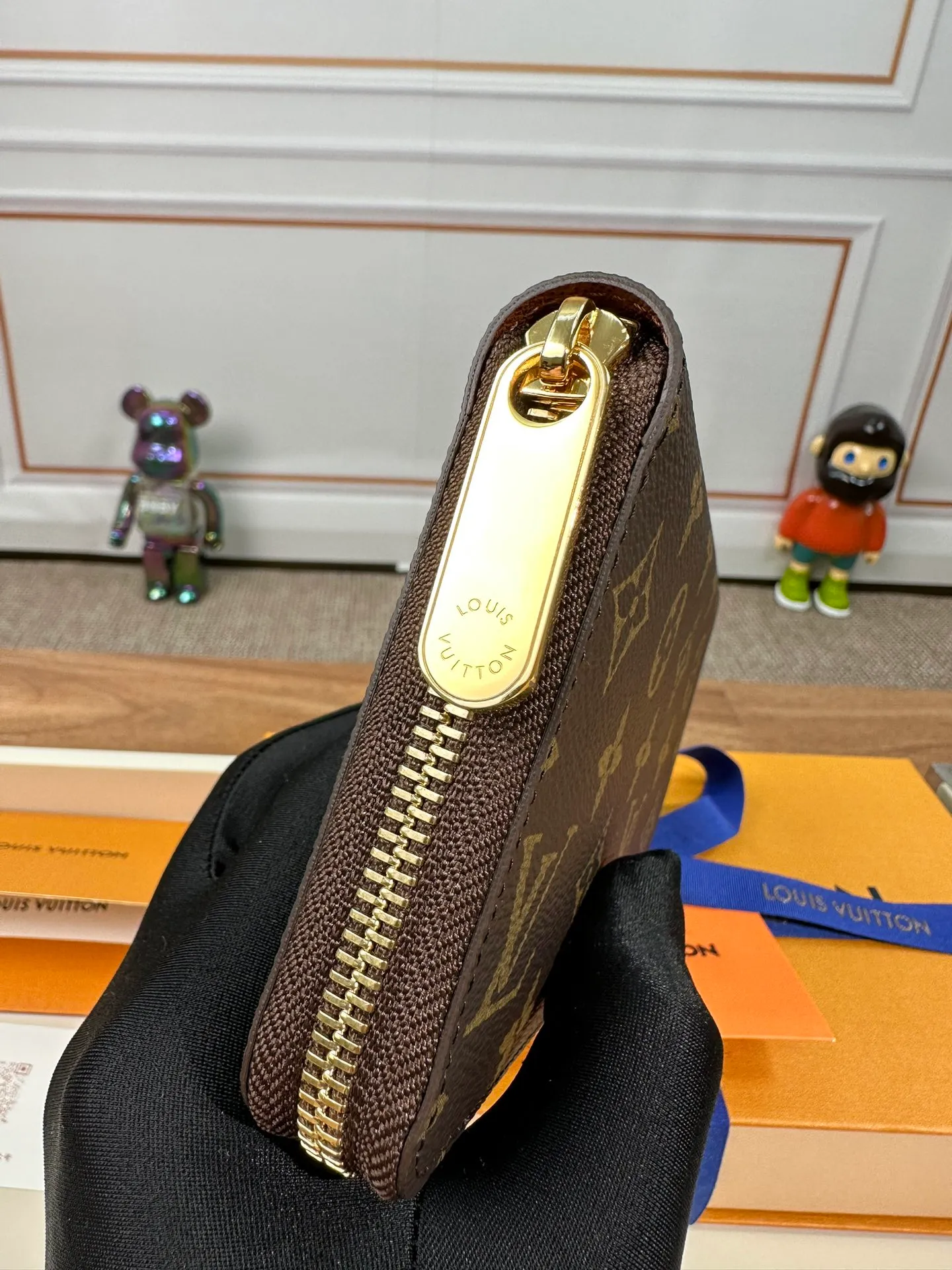 P840 M42616 [Special Authentic] Classic Wallet Newly Upgraded! This Zippy wallet is made of canvas, with a new colorful lining design and four credit card slots, making it convenient and practical. 19.5 x 10.0 x 2.0 cm