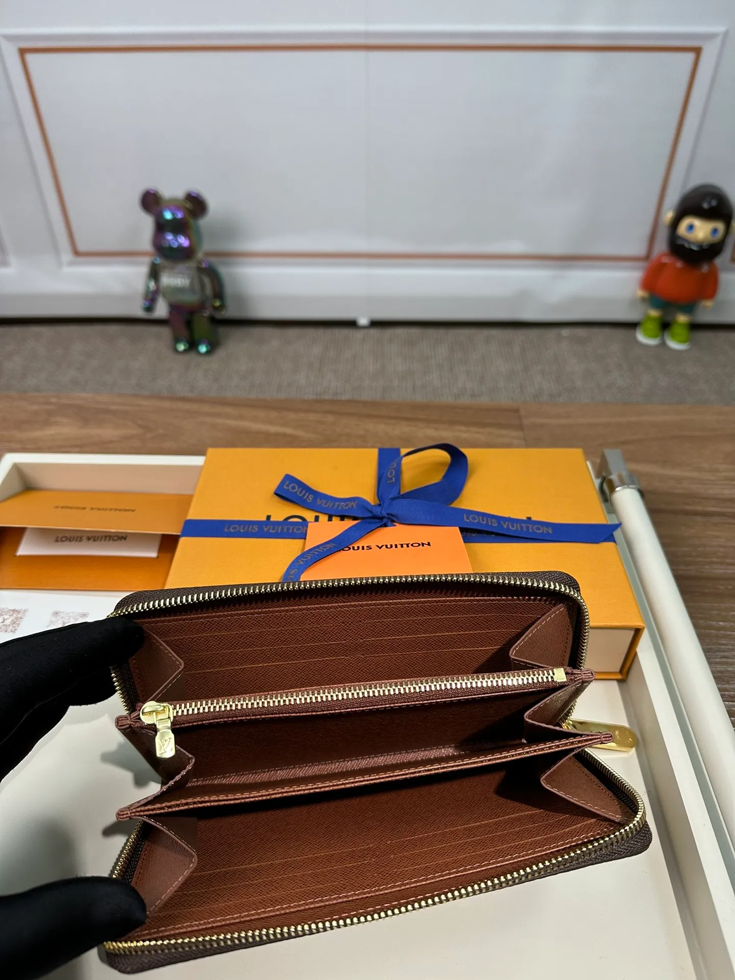 P840 M42616 [Special Authentic] Classic Wallet Newly Upgraded! This Zippy wallet is made of canvas, with a new colorful lining design and four credit card slots, making it convenient and practical. 19.5 x 10.0 x 2.0 cm