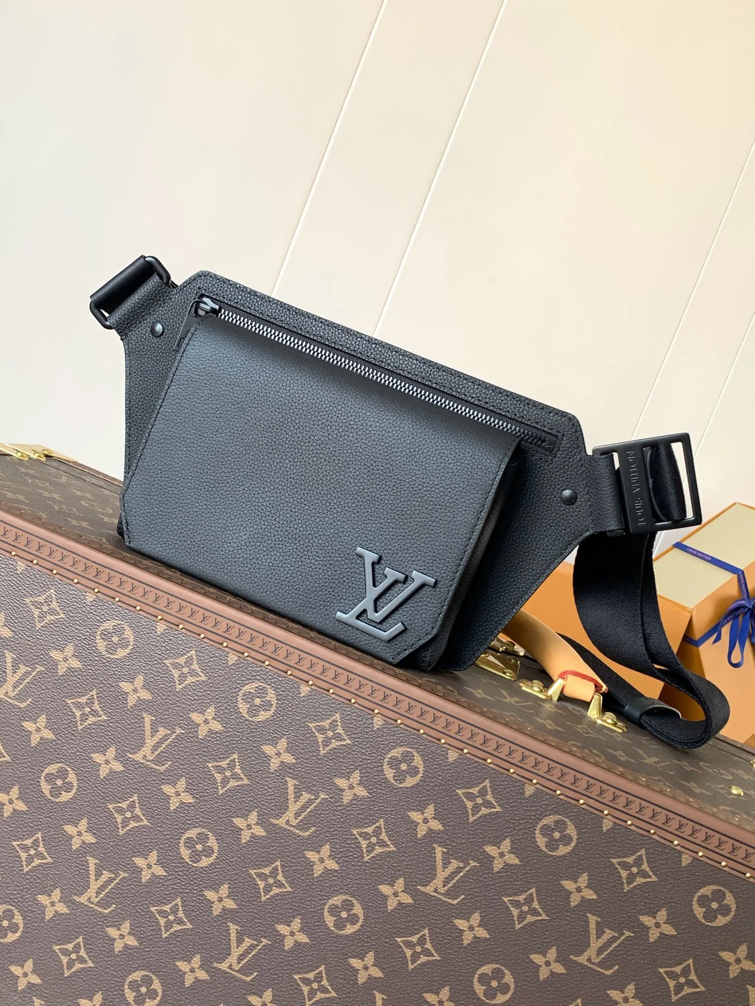 💰940 (first-grain leather) top original order M57081 black M21364 blue M21364 gray green M21364 military green top original order transcoding chip exclusive original order The new LV Aerogram shoulder bag is made of fine grained cow leather to create a minimalist design, allowing fashionistas to free their hands, with a metal LV logo and a shoulder strap derived from the brand's traditional hard case. An obtuse flap and magnetic closure open the generous main compartment, and a zippered pocket adds an extra layer of protection. 30.0 x 16.0 x 3.0 cm (Length x Height x Width) • LV Aerogram cow leather • Cow leather trim • Textile lining • Metal hardware • Metal lettering logo • Flap front pocket with magnetic closure • Zip outer compartment • Shoulder strap: non-detachable, adjustable • Half-length strap: 36.0 cm • Half-length strap adjustable to: 53.0 cm