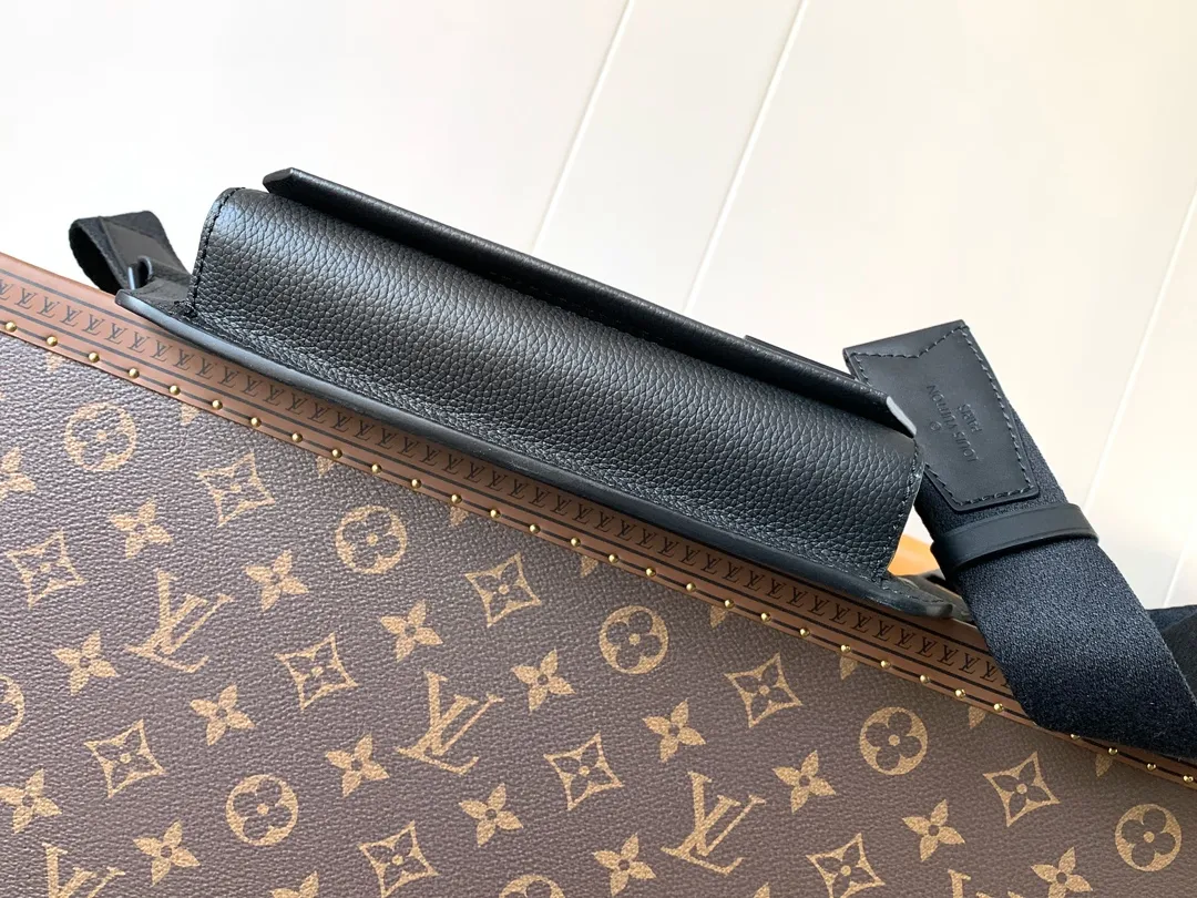 💰940 (first-grain leather) top original order M57081 black M21364 blue M21364 gray green M21364 military green top original order transcoding chip exclusive original order The new LV Aerogram shoulder bag is made of fine grained cow leather to create a minimalist design, allowing fashionistas to free their hands, with a metal LV logo and a shoulder strap derived from the brand's traditional hard case. An obtuse flap and magnetic closure open the generous main compartment, and a zippered pocket adds an extra layer of protection. 30.0 x 16.0 x 3.0 cm (Length x Height x Width) • LV Aerogram cow leather • Cow leather trim • Textile lining • Metal hardware • Metal lettering logo • Flap front pocket with magnetic closure • Zip outer compartment • Shoulder strap: non-detachable, adjustable • Half-length strap: 36.0 cm • Half-length strap adjustable to: 53.0 cm
