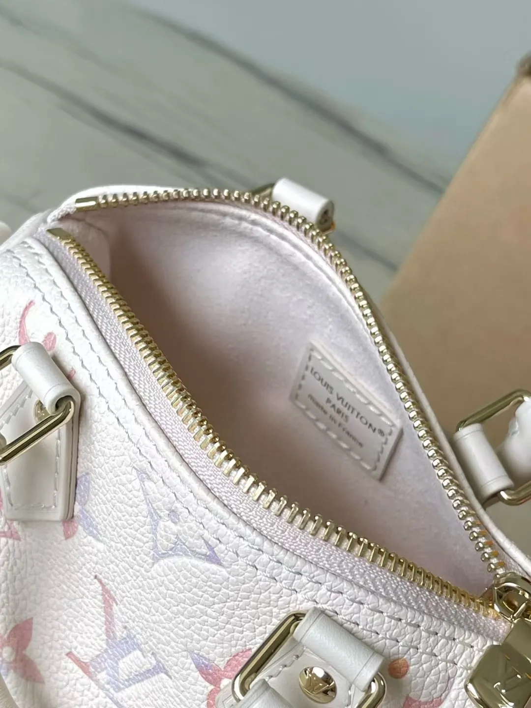💰940 (top-grain leather) top original order M25591 This NanoSpeedy handbag is dyed in elegant and dreamy colors in the new season, which can easily brighten up various looks. The classic Monogram Empreinte leather bag is paired with metal parts. The ample interior can accommodate daily necessities such as a short wallet. The detachable shoulder strap allows for multiple carrying methods. Dimensions: 16 × 10 × 7.5 cm