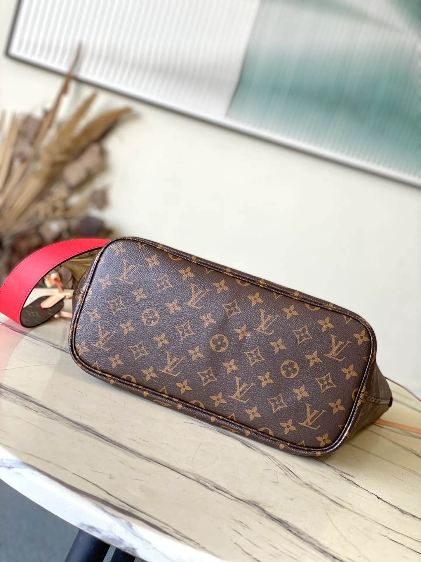 💰1000 Top Original Order M12096 Red As one of the classic designs, the Neverfull Bandouliere Inside Out Medium No Handbag is made of Monogram canvas and striped fabric, with a double-sided design to highlight the trendy new ideas. The detachable shoulder strap makes it easy to carry across the body, and can also be transformed into a Hobo handbag through the side hook. Dimensions: 31 × 28 × 14 cm