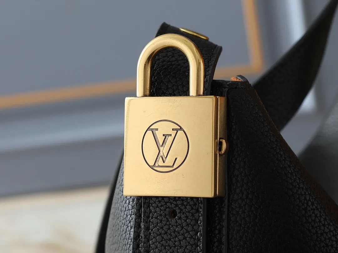 💰280💰Upgraded from the original M14417 M14642 M14635 Louis Vuitton launches the Low Key Cookie medium handbag, highlighting the brand's heritage and exquisite craftsmanship with its elegant design. The soft cow leather will develop a unique color over time, and the distressed metal padlock and removable Monogram storage bag are rich details, allowing you to switch to multiple carrying methods at will. Dimensions: 32.0 x 26.0 x 5.0 cm (length x height x width)