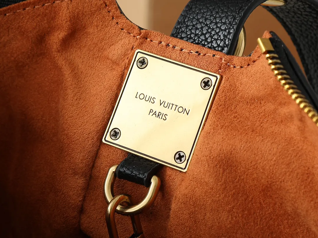 💰280💰Upgraded from the original M14417 M14642 M14635 Louis Vuitton launches the Low Key Cookie medium handbag, highlighting the brand's heritage and exquisite craftsmanship with its elegant design. The soft cow leather will develop a unique color over time, and the distressed metal padlock and removable Monogram storage bag are rich details, allowing you to switch to multiple carrying methods at will. Dimensions: 32.0 x 26.0 x 5.0 cm (length x height x width)