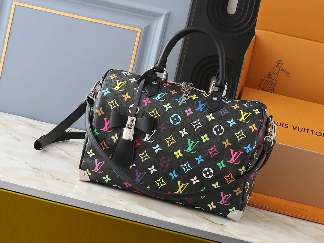 💰300💰Upgraded original version M13805 M13257 M40391 lv Murakami Takashi co-branded NANOSPEEDY handbag This Nano Speedy handbag combines Monogram canvas and cow leather trim printing, with 33 colorful colors to interpret white tricolor and black tricolor. It has been launched in twelve sections and is very popular around the world and is loved by celebrities and celebrities. 30.0 x 21.0 x 17.0 cm