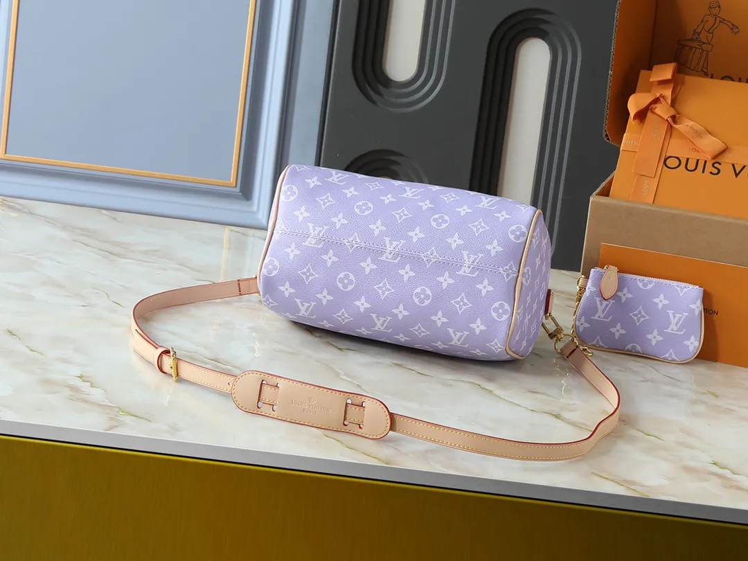 💰260💰Upgraded from the original M13902 M24423 M24424 M24425 M24426 M24443 M11561 M11562 M13912 Speedy Bandoulière 25 handbag is made of cow leather, showing a unique sun-kissed gradient effect. A perfect everyday choice, the Speedy comes with a removable leather storage bag lined with luxurious sheepskin leather. The double handle design combined with the adjustable and detachable shoulder strap provides a variety of carrying methods to easily cope with different occasions. Dimensions: 25.0 x 15.0 x 15.0 cm (length x height x width)