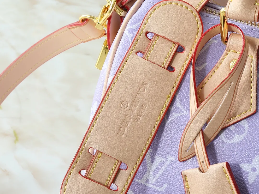 💰260💰Upgraded from the original M13902 M24423 M24424 M24425 M24426 M24443 M11561 M11562 M13912 Speedy Bandoulière 25 handbag is made of cow leather, showing a unique sun-kissed gradient effect. A perfect everyday choice, the Speedy comes with a removable leather storage bag lined with luxurious sheepskin leather. The double handle design combined with the adjustable and detachable shoulder strap provides a variety of carrying methods to easily cope with different occasions. Dimensions: 25.0 x 15.0 x 15.0 cm (length x height x width)