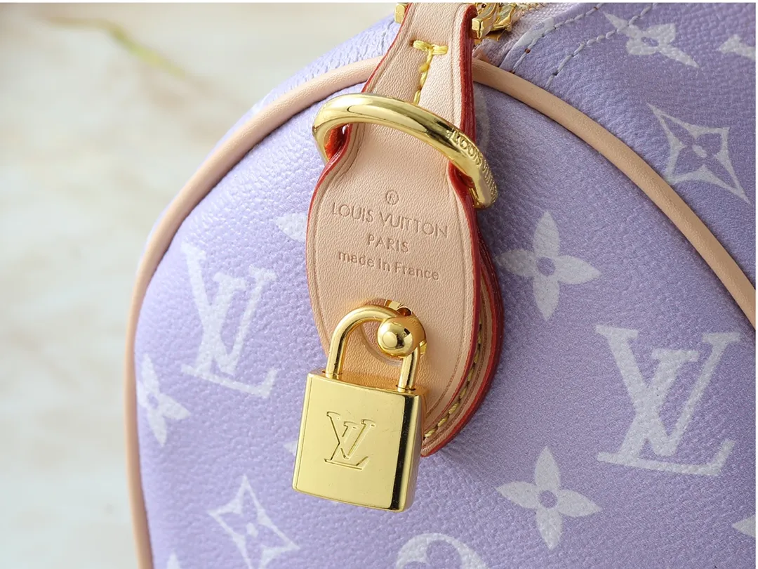 💰260💰Upgraded from the original M13902 M24423 M24424 M24425 M24426 M24443 M11561 M11562 M13912 Speedy Bandoulière 25 handbag is made of cow leather, showing a unique sun-kissed gradient effect. A perfect everyday choice, the Speedy comes with a removable leather storage bag lined with luxurious sheepskin leather. The double handle design combined with the adjustable and detachable shoulder strap provides a variety of carrying methods to easily cope with different occasions. Dimensions: 25.0 x 15.0 x 15.0 cm (length x height x width)