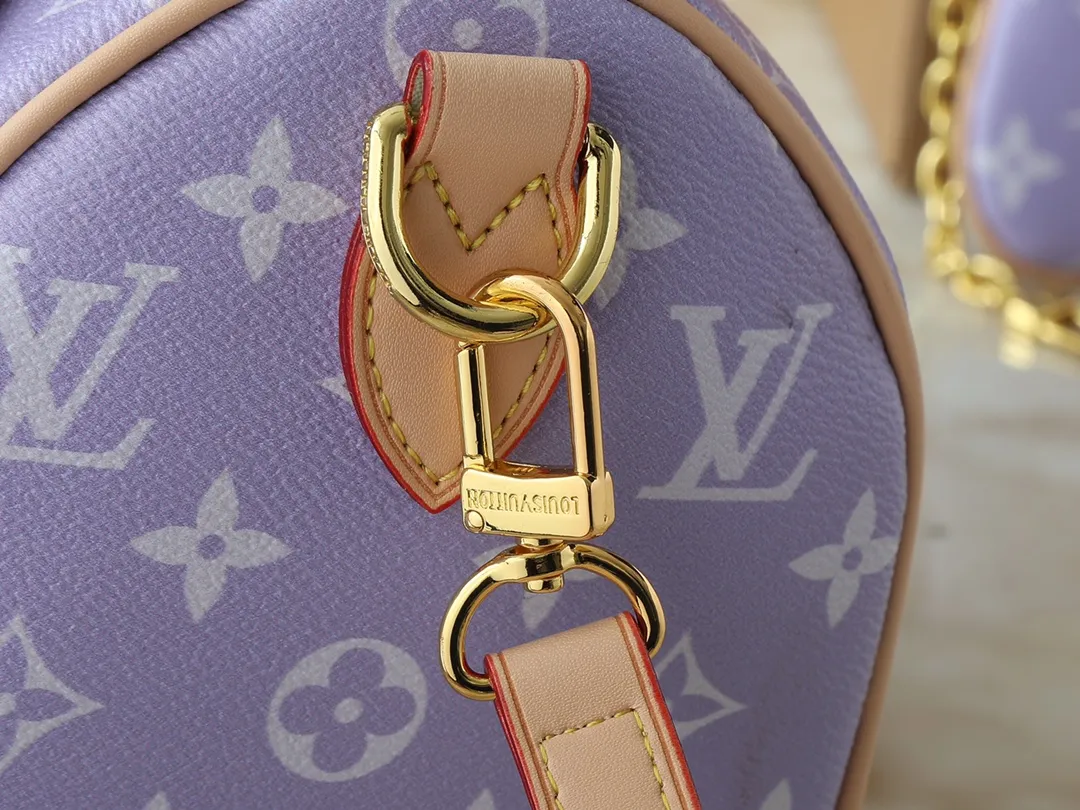 💰260💰Upgraded from the original M13902 M24423 M24424 M24425 M24426 M24443 M11561 M11562 M13912 Speedy Bandoulière 25 handbag is made of cow leather, showing a unique sun-kissed gradient effect. A perfect everyday choice, the Speedy comes with a removable leather storage bag lined with luxurious sheepskin leather. The double handle design combined with the adjustable and detachable shoulder strap provides a variety of carrying methods to easily cope with different occasions. Dimensions: 25.0 x 15.0 x 15.0 cm (length x height x width)