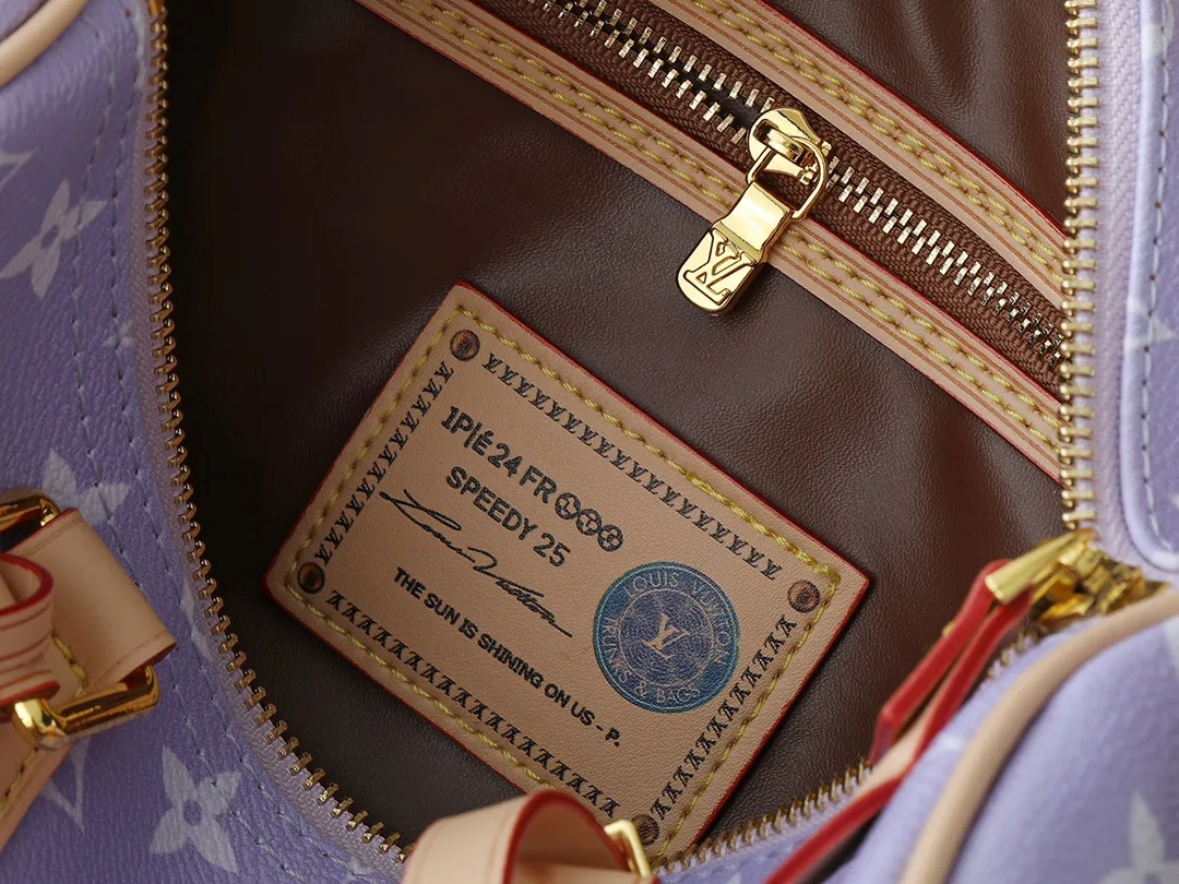 💰260💰Upgraded from the original M13902 M24423 M24424 M24425 M24426 M24443 M11561 M11562 M13912 Speedy Bandoulière 25 handbag is made of cow leather, showing a unique sun-kissed gradient effect. A perfect everyday choice, the Speedy comes with a removable leather storage bag lined with luxurious sheepskin leather. The double handle design combined with the adjustable and detachable shoulder strap provides a variety of carrying methods to easily cope with different occasions. Dimensions: 25.0 x 15.0 x 15.0 cm (length x height x width)