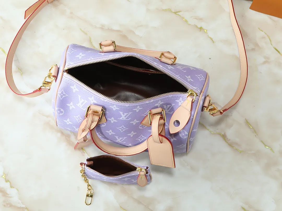💰260💰Upgraded from the original M13902 M24423 M24424 M24425 M24426 M24443 M11561 M11562 M13912 Speedy Bandoulière 25 handbag is made of cow leather, showing a unique sun-kissed gradient effect. A perfect everyday choice, the Speedy comes with a removable leather storage bag lined with luxurious sheepskin leather. The double handle design combined with the adjustable and detachable shoulder strap provides a variety of carrying methods to easily cope with different occasions. Dimensions: 25.0 x 15.0 x 15.0 cm (length x height x width)