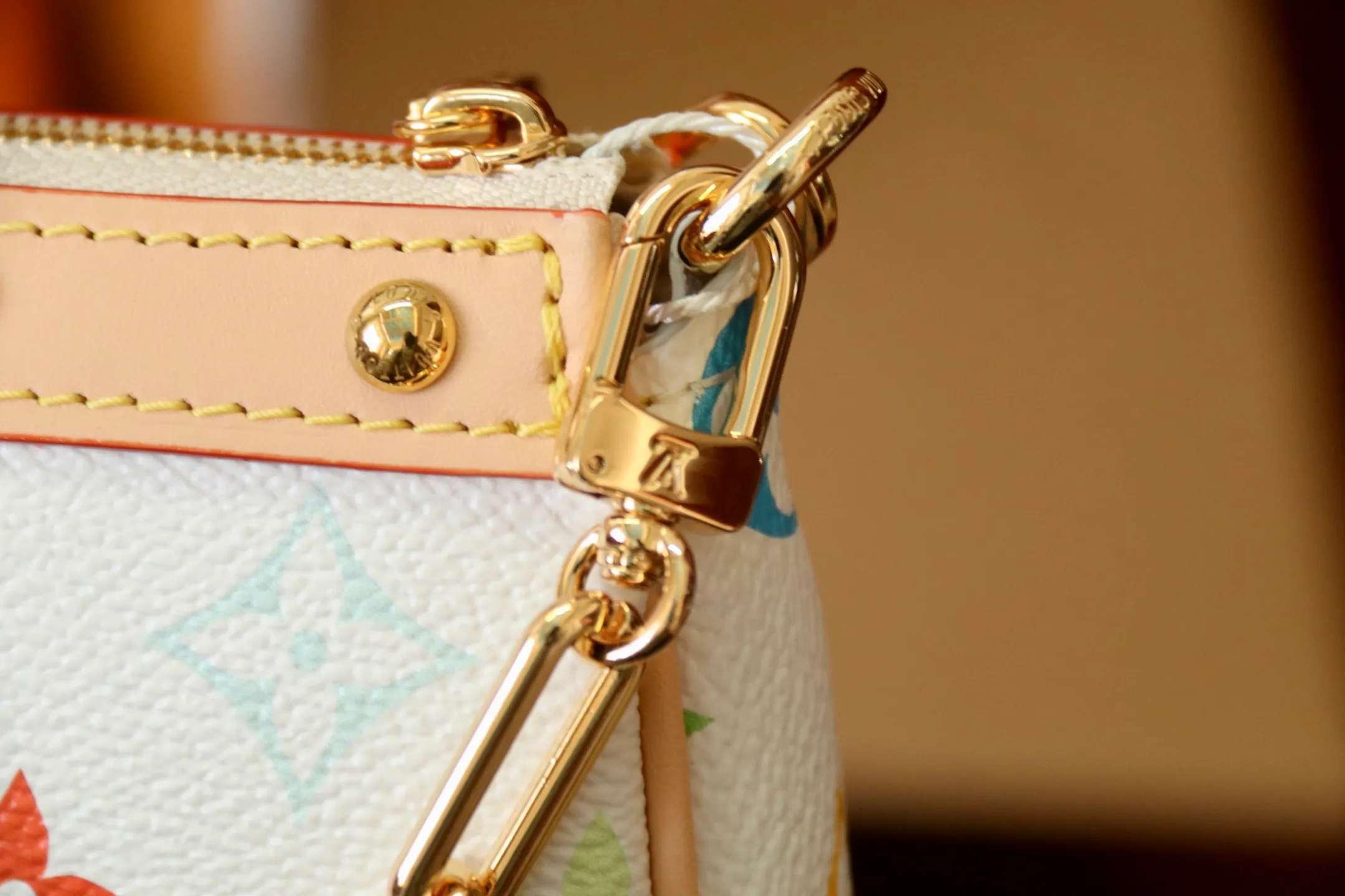 The top original P720 M13404 white Pochette Accessoires handbag is made of coated canvas and uses colorful Monogram patterns to interpret the smart style of the Louis Vuitton x Murakami cross-border collaboration series. Calf leather trim and dazzling hardware add to the sophisticated details, while the detachable shoulder strap and chain allow for flexible carry. 13 x 4 x 22 cm (height x width x length)