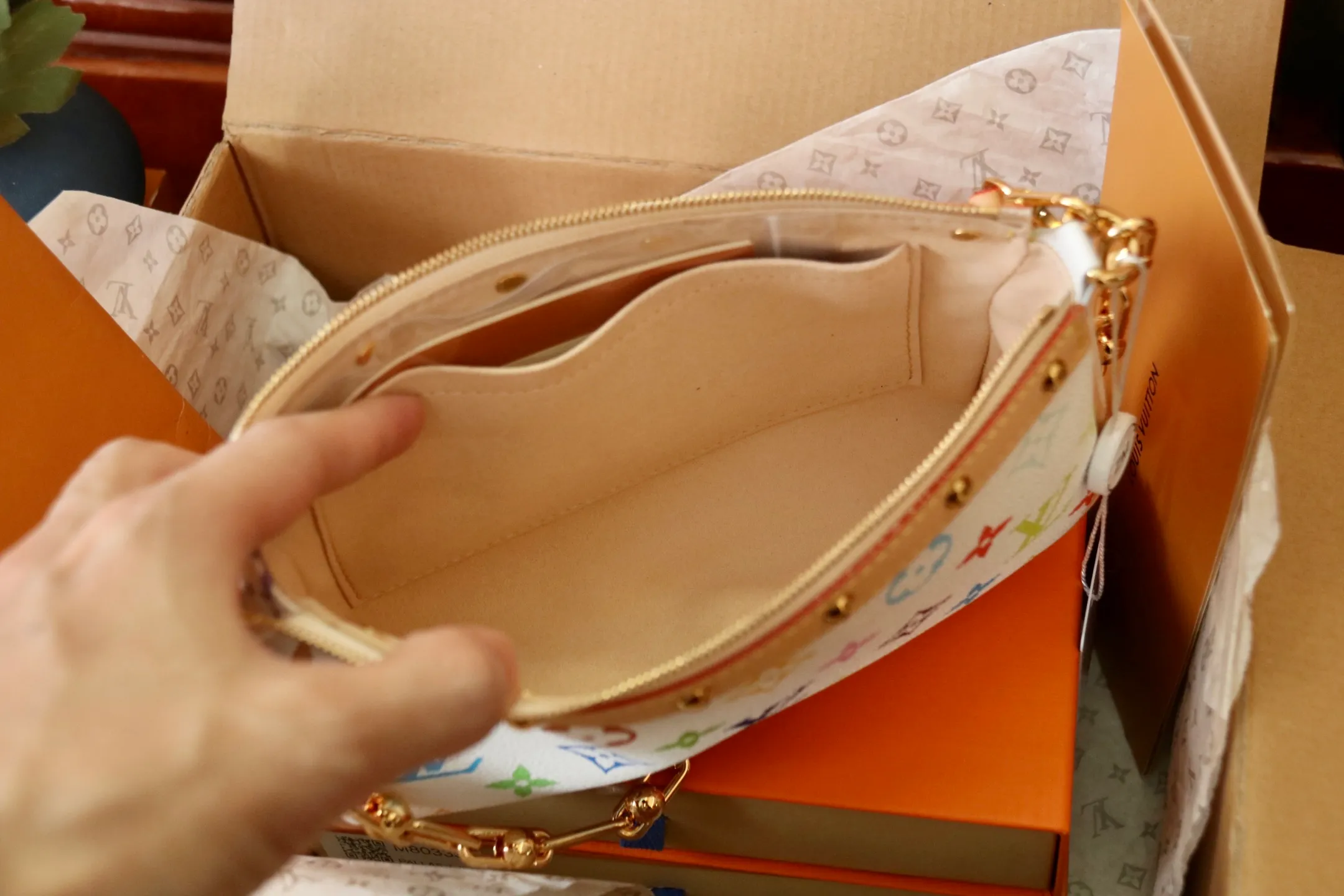 The top original P720 M13404 white Pochette Accessoires handbag is made of coated canvas and uses colorful Monogram patterns to interpret the smart style of the Louis Vuitton x Murakami cross-border collaboration series. Calf leather trim and dazzling hardware add to the sophisticated details, while the detachable shoulder strap and chain allow for flexible carry. 13 x 4 x 22 cm (height x width x length)