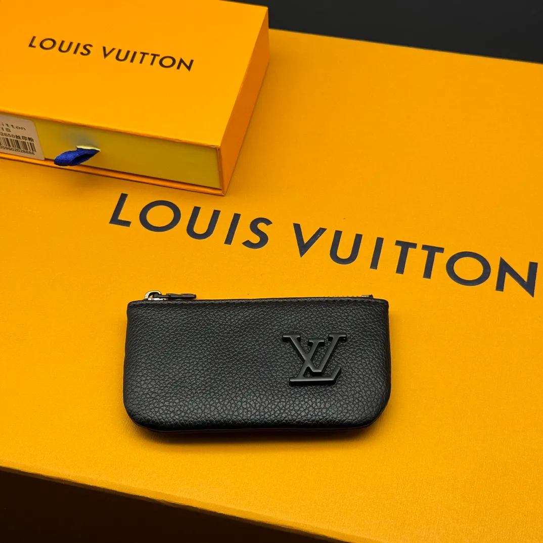 💰110 💎Upgraded original version🇫🇷 Exclusive real shot # This key bag is made of Aerogram leather and has a compact shape. It can store coins, cards and keys. It can also be stored in a pocket or fixed to a large handbag with a chain and hook. Metal LV letters implicitly mark the brand's identity. Model: M81031 M62650 Dimensions: 12 x 7 x 1.5.