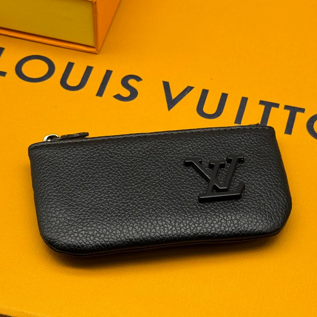 💰110 💎Upgraded original version🇫🇷 Exclusive real shot # This key bag is made of Aerogram leather and has a compact shape. It can store coins, cards and keys. It can also be stored in a pocket or fixed to a large handbag with a chain and hook. Metal LV letters implicitly mark the brand's identity. Model: M81031 M62650 Dimensions: 12 x 7 x 1.5.