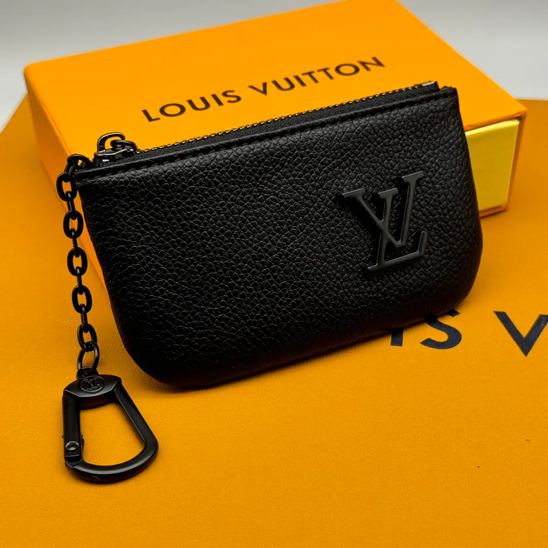 💰110 💎Upgraded original version🇫🇷 Exclusive real shot # This key bag is made of Aerogram leather and has a compact shape. It can store coins, cards and keys. It can also be stored in a pocket or fixed to a large handbag with a chain and hook. Metal LV letters implicitly mark the brand's identity. Model: M81031 M62650 Dimensions: 12 x 7 x 1.5.