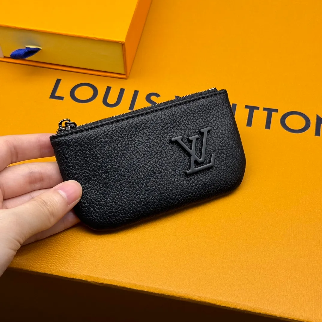 💰110 💎Upgraded original version🇫🇷 Exclusive real shot # This key bag is made of Aerogram leather and has a compact shape. It can store coins, cards and keys. It can also be stored in a pocket or fixed to a large handbag with a chain and hook. Metal LV letters implicitly mark the brand's identity. Model: M81031 M62650 Dimensions: 12 x 7 x 1.5.
